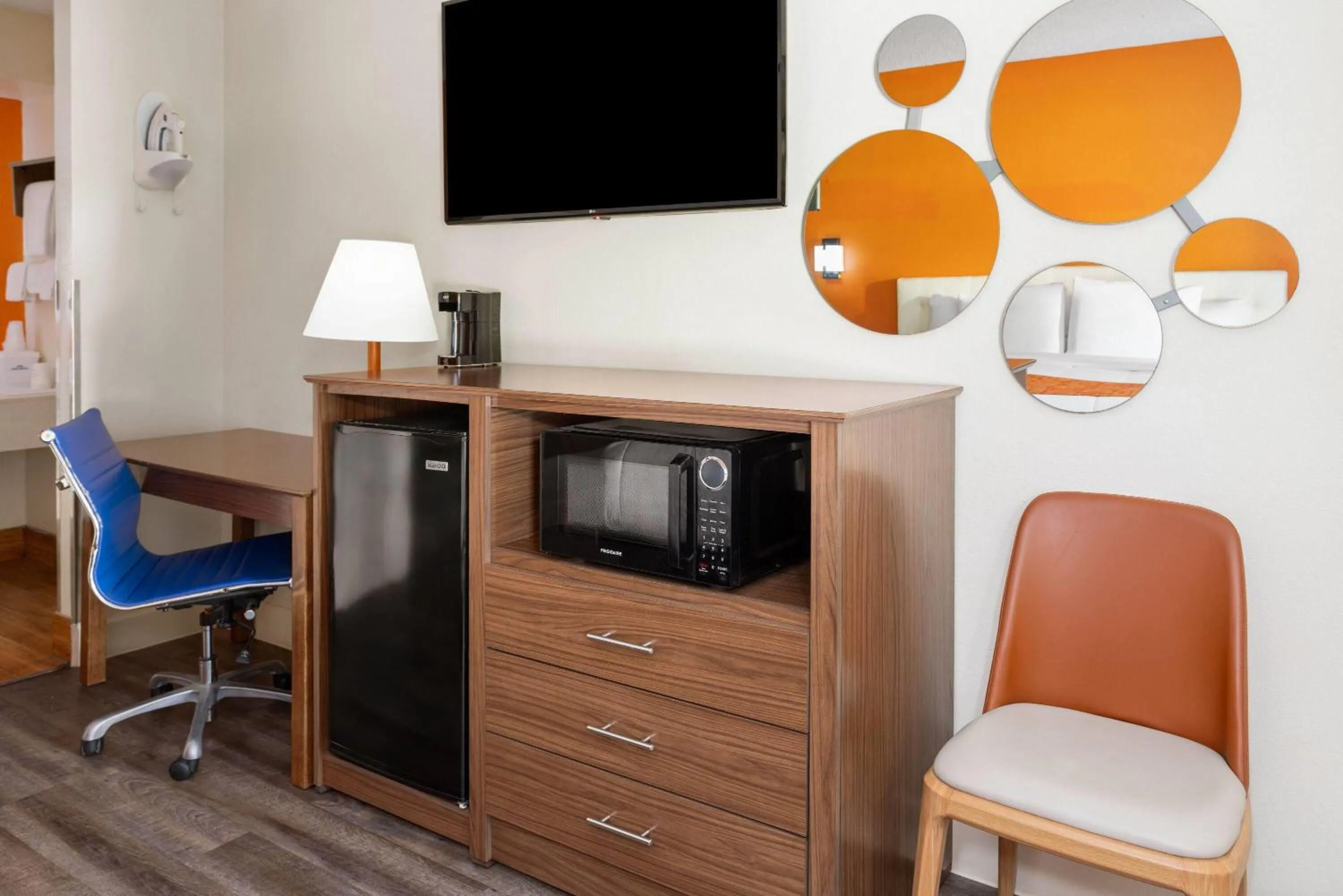 Photo of the whole room in Howard Johnson by Wyndham Savannah GA