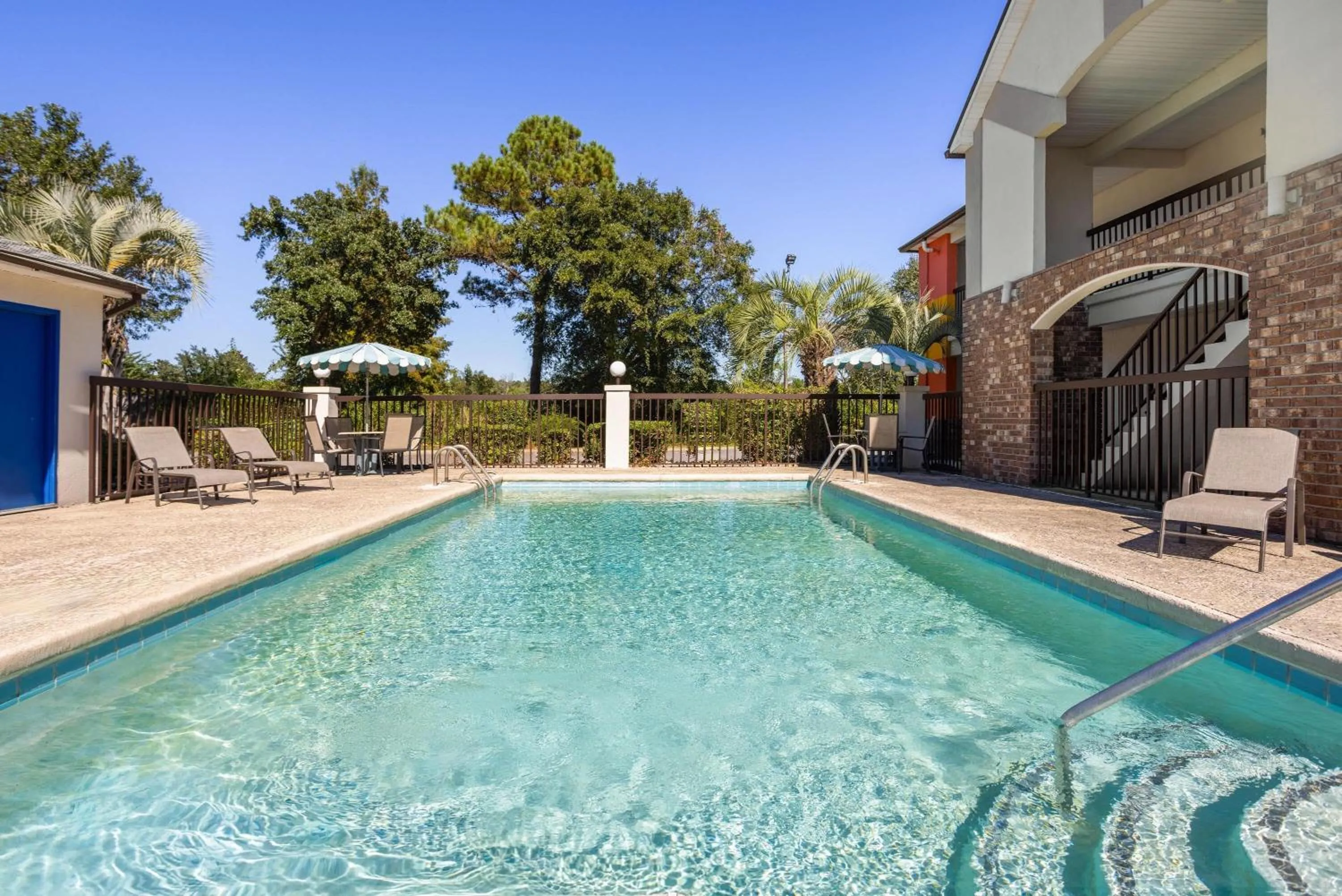 Swimming pool in Howard Johnson by Wyndham Savannah GA