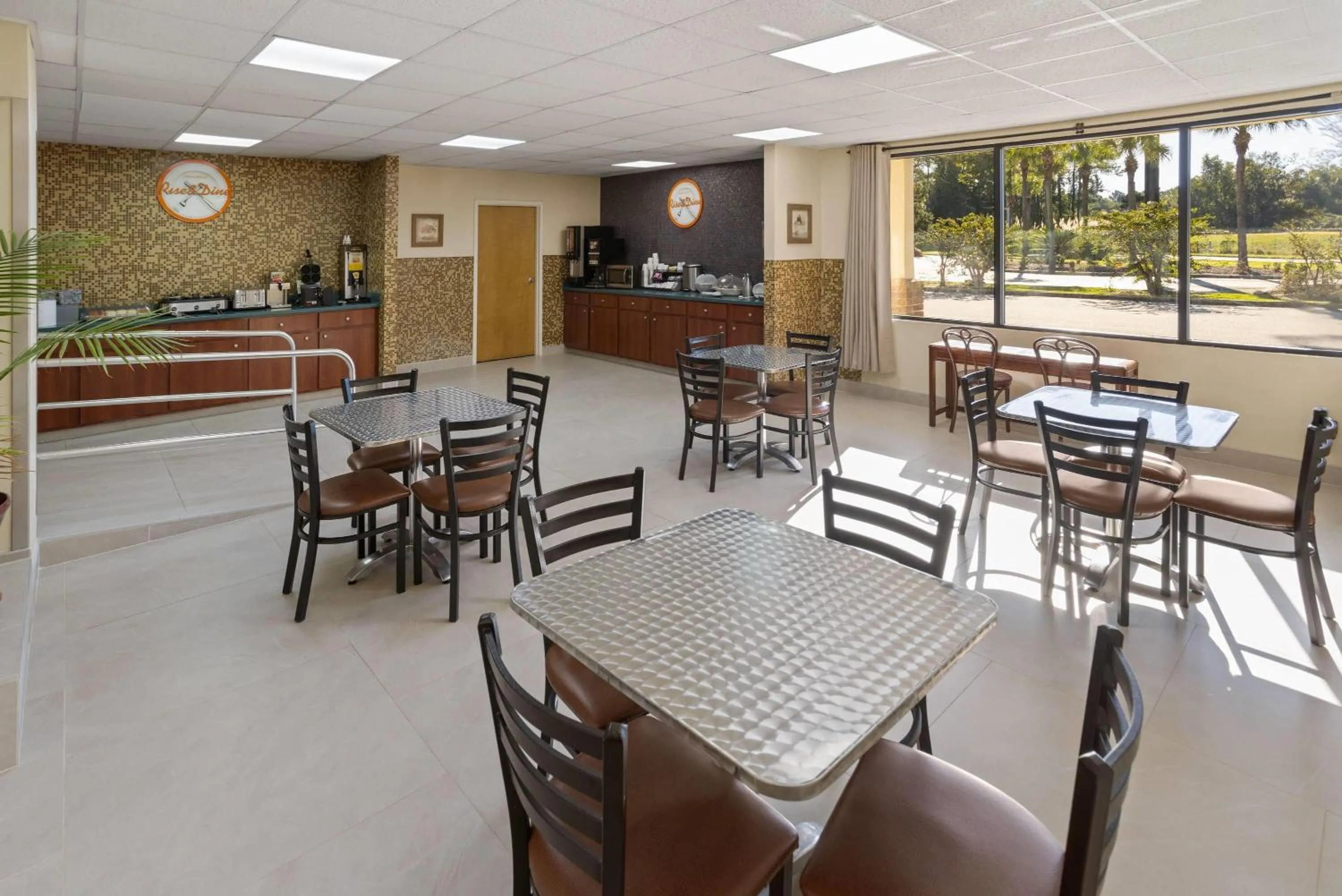 Breakfast in Howard Johnson by Wyndham Savannah GA