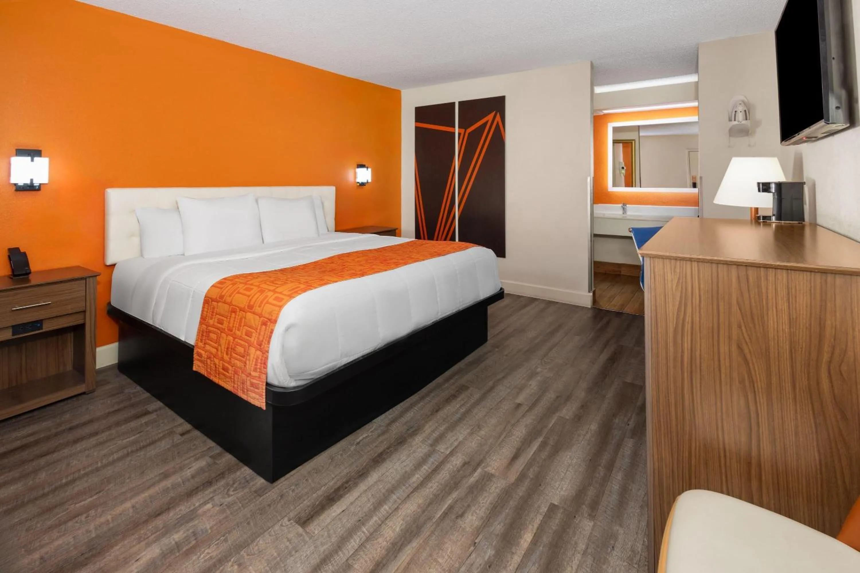 Photo of the whole room, Bed in Howard Johnson by Wyndham Savannah GA