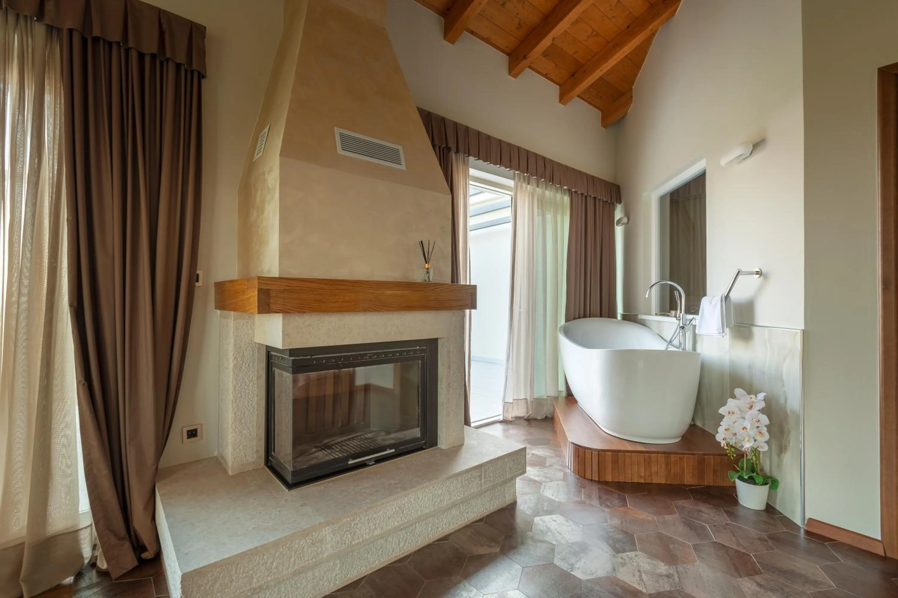 Living room, Bed in Wine Residence Cattunar