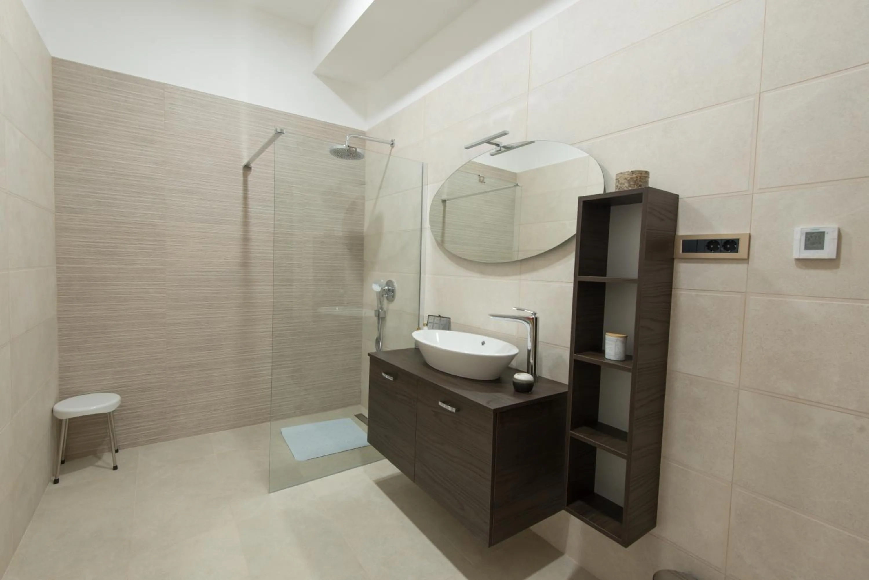 Shower in Wine Residence Cattunar