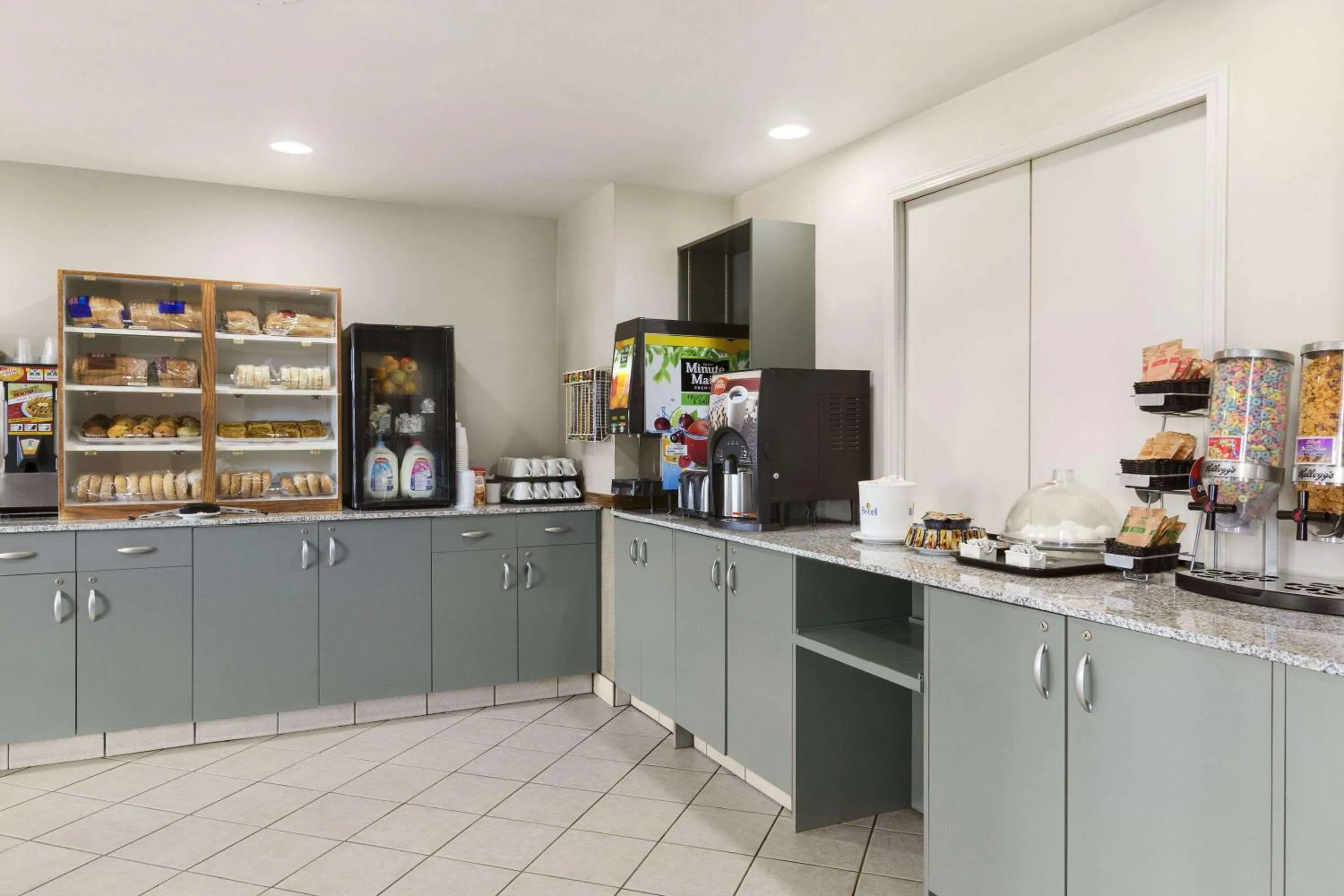 Restaurant/places to eat in Days Inn by Wyndham Steinbach