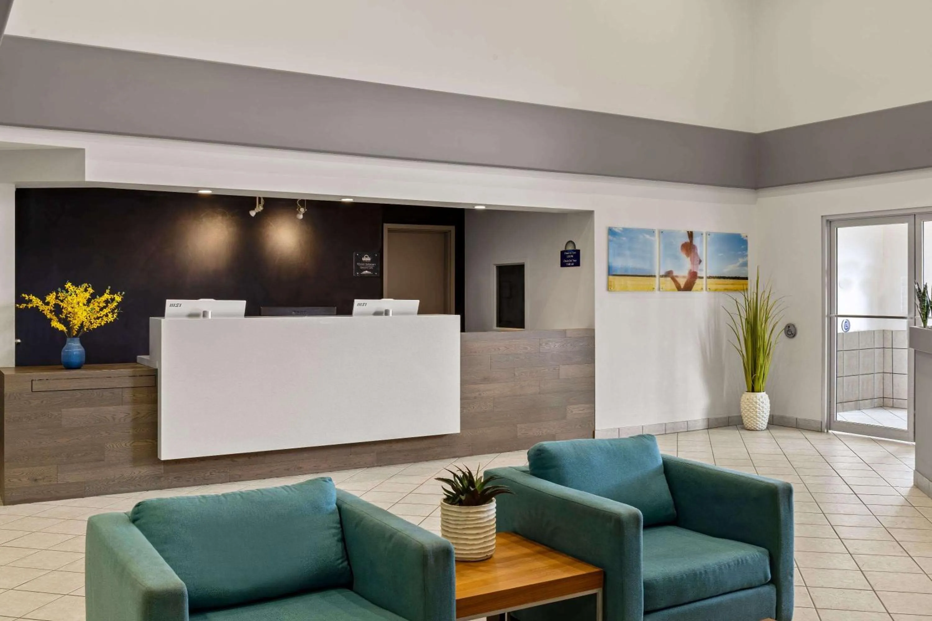 Lobby or reception in Days Inn by Wyndham Steinbach