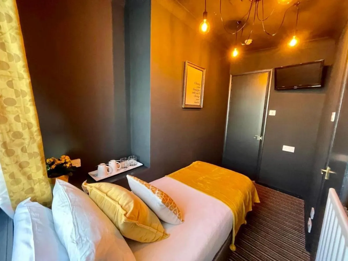 Property building, Bed in Blue Skye Guest House 8