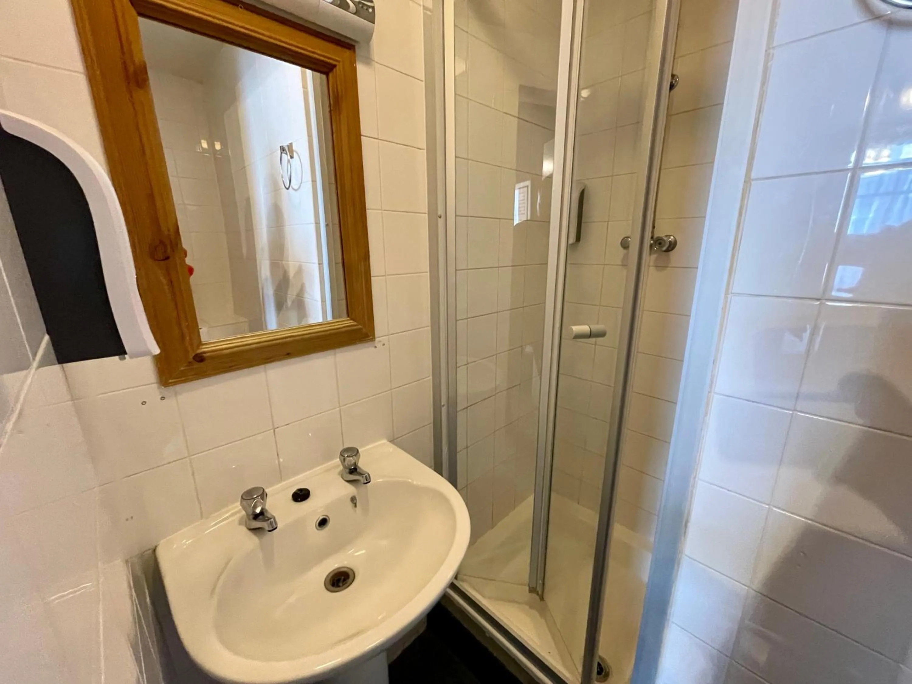 Shower in Brighton Black Hotel Kemptown