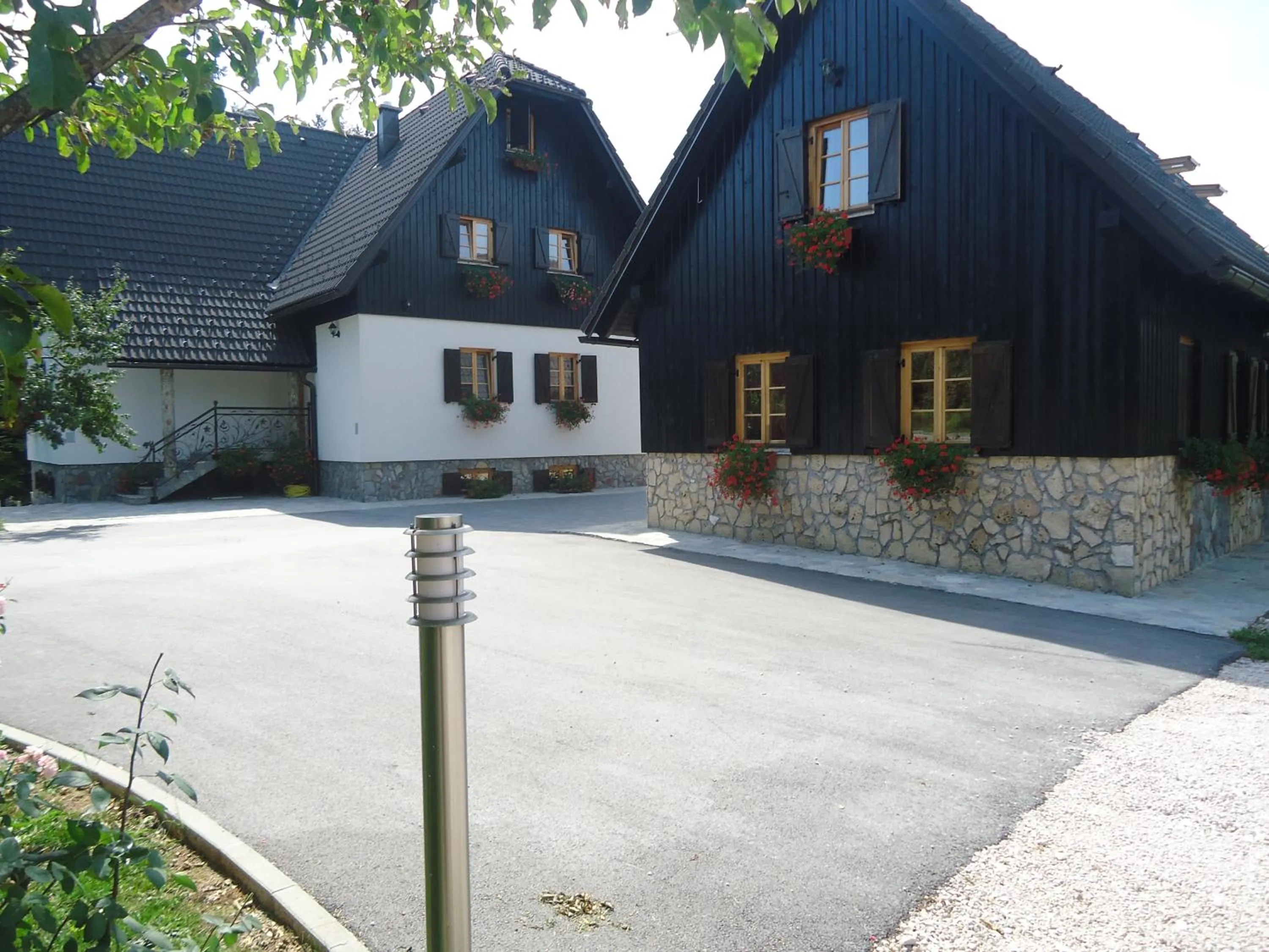 Facade/entrance in Rustic Inn River 2