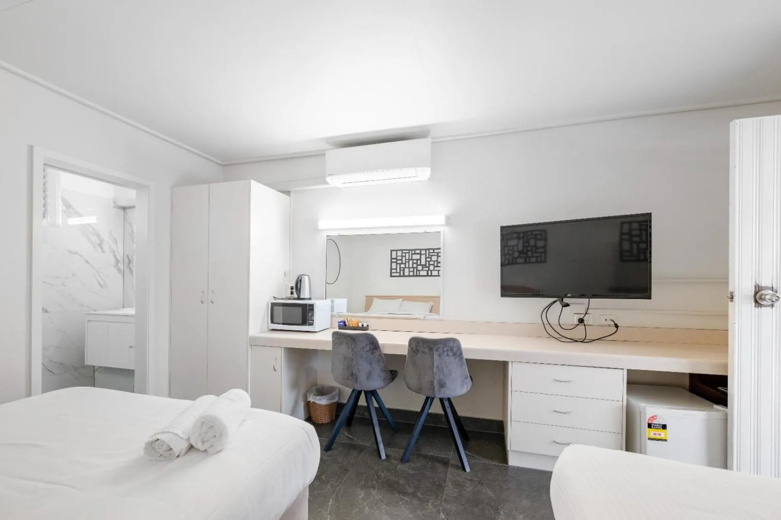 TV and multimedia, Bed in Gladstone CBD Motel