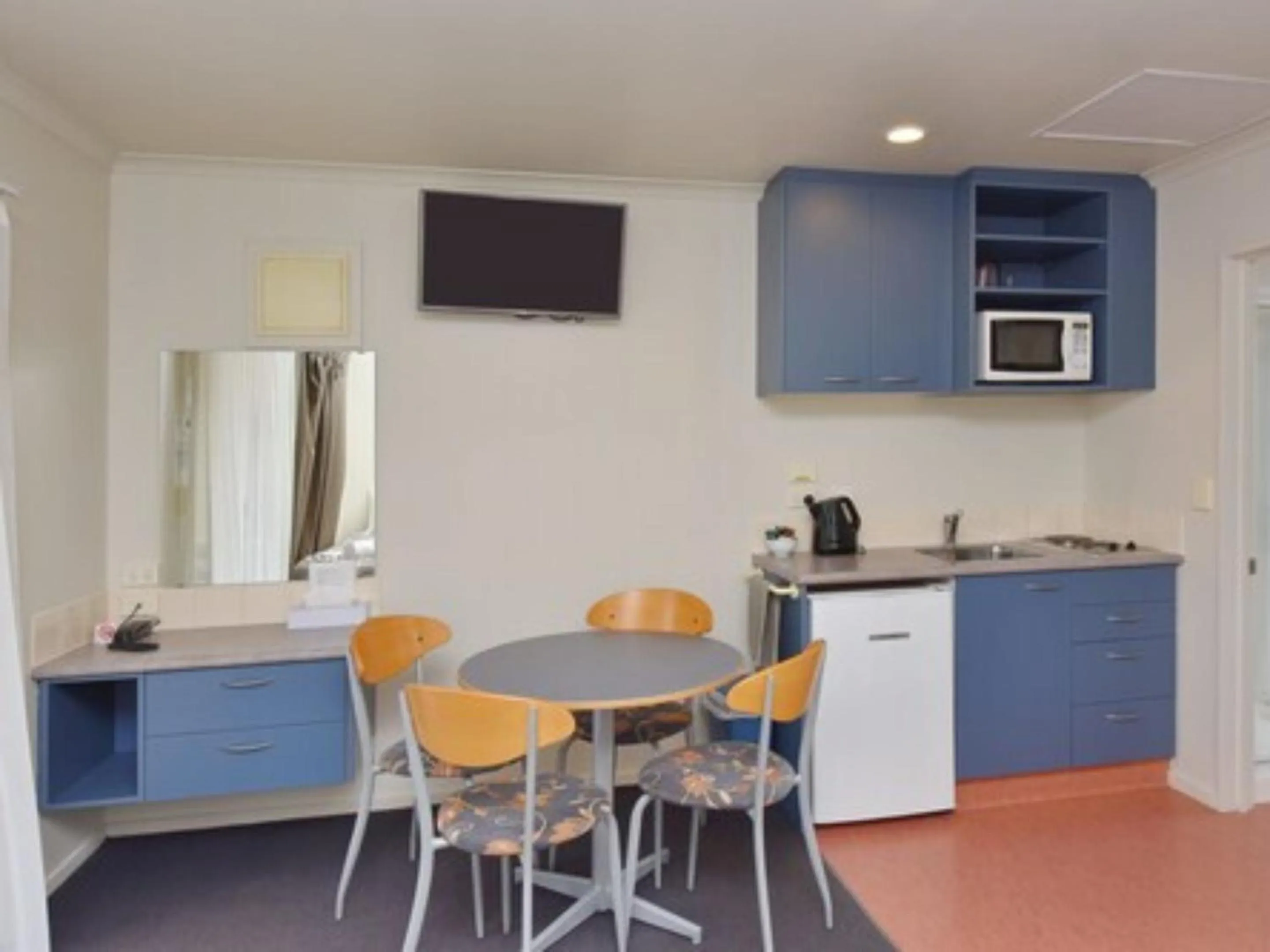 Kitchen or kitchenette in Northcote Motor Lodge