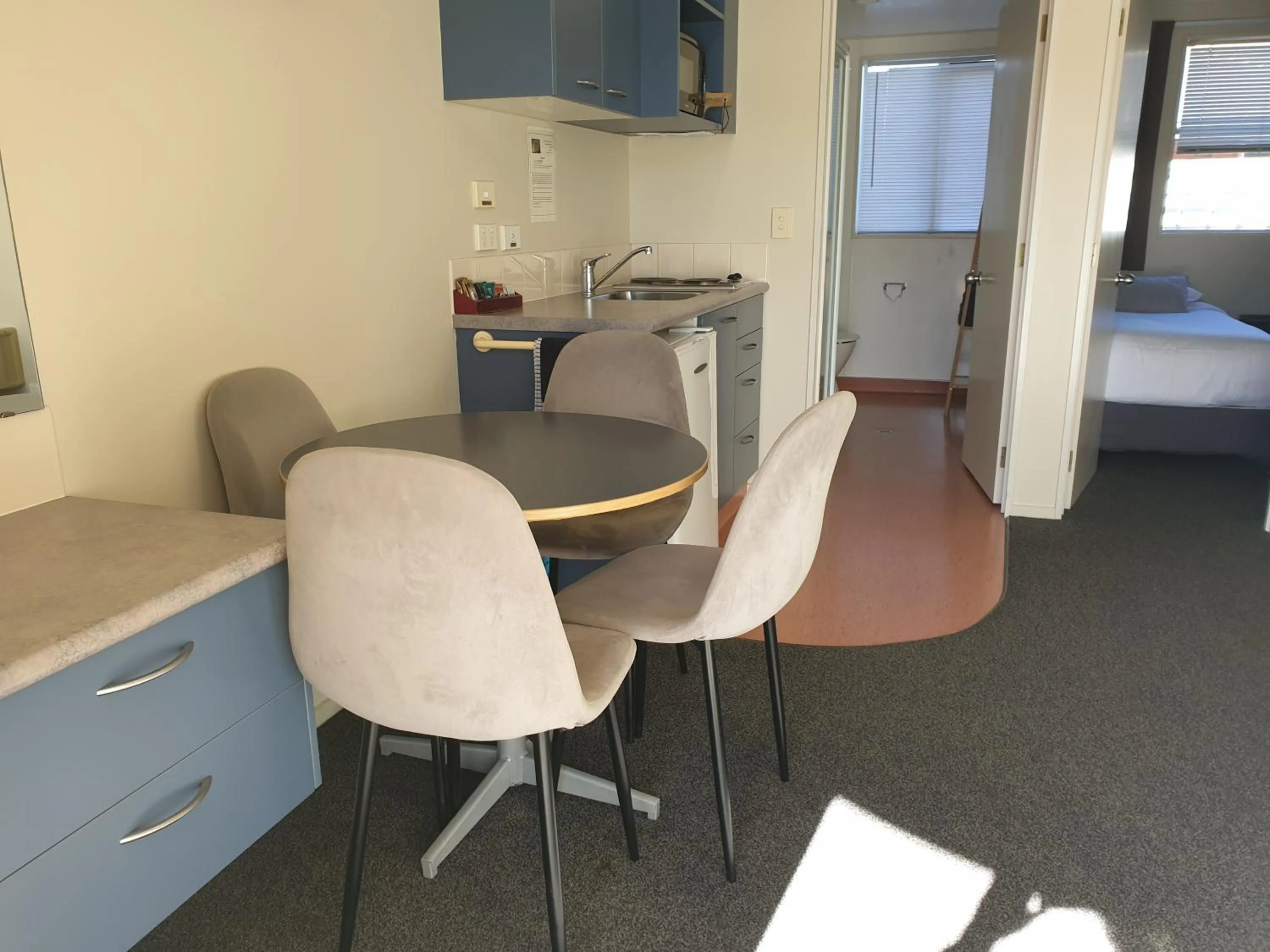 Kitchen or kitchenette, Bed in Northcote Motor Lodge