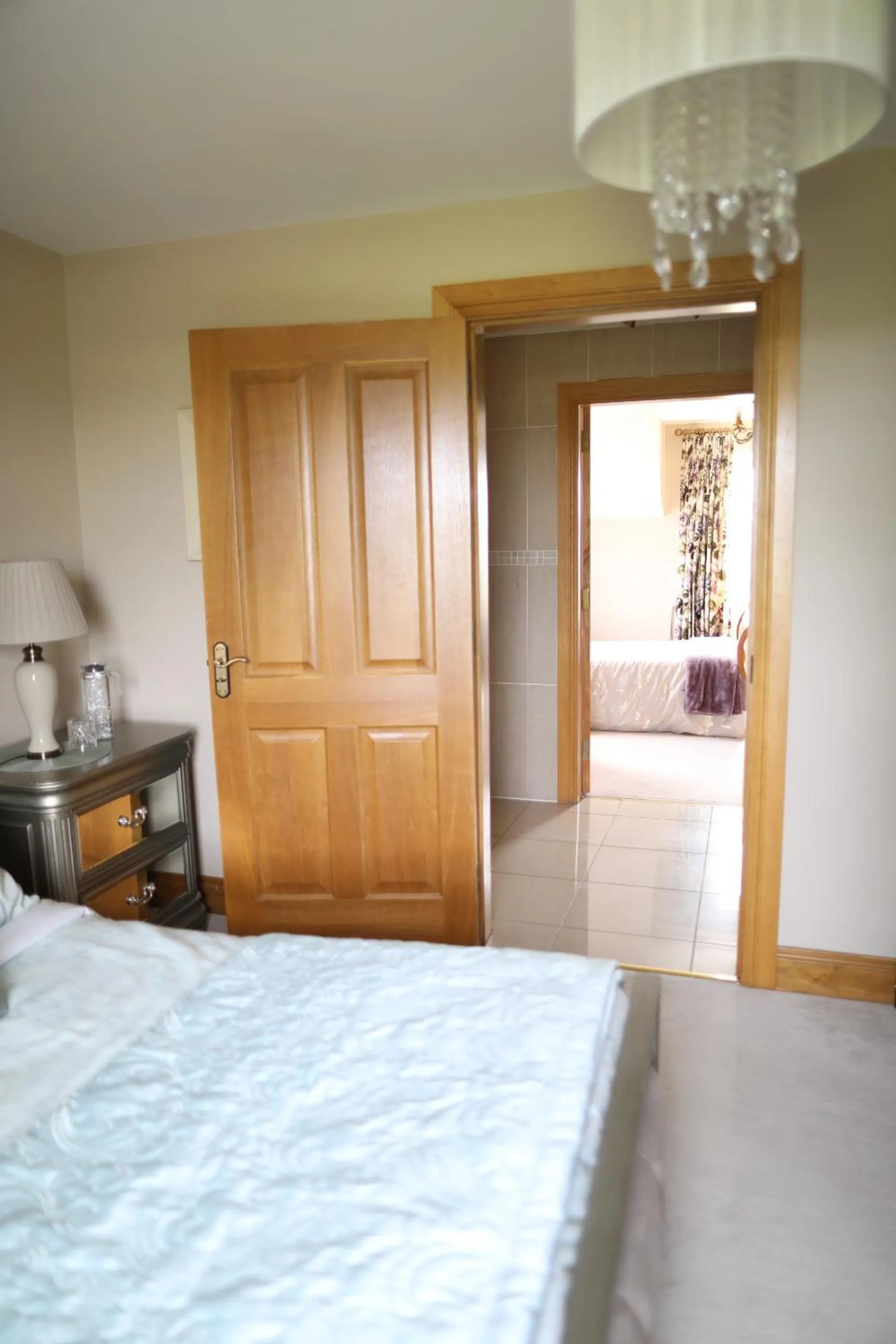 Bathroom, Bed in Drum Manor