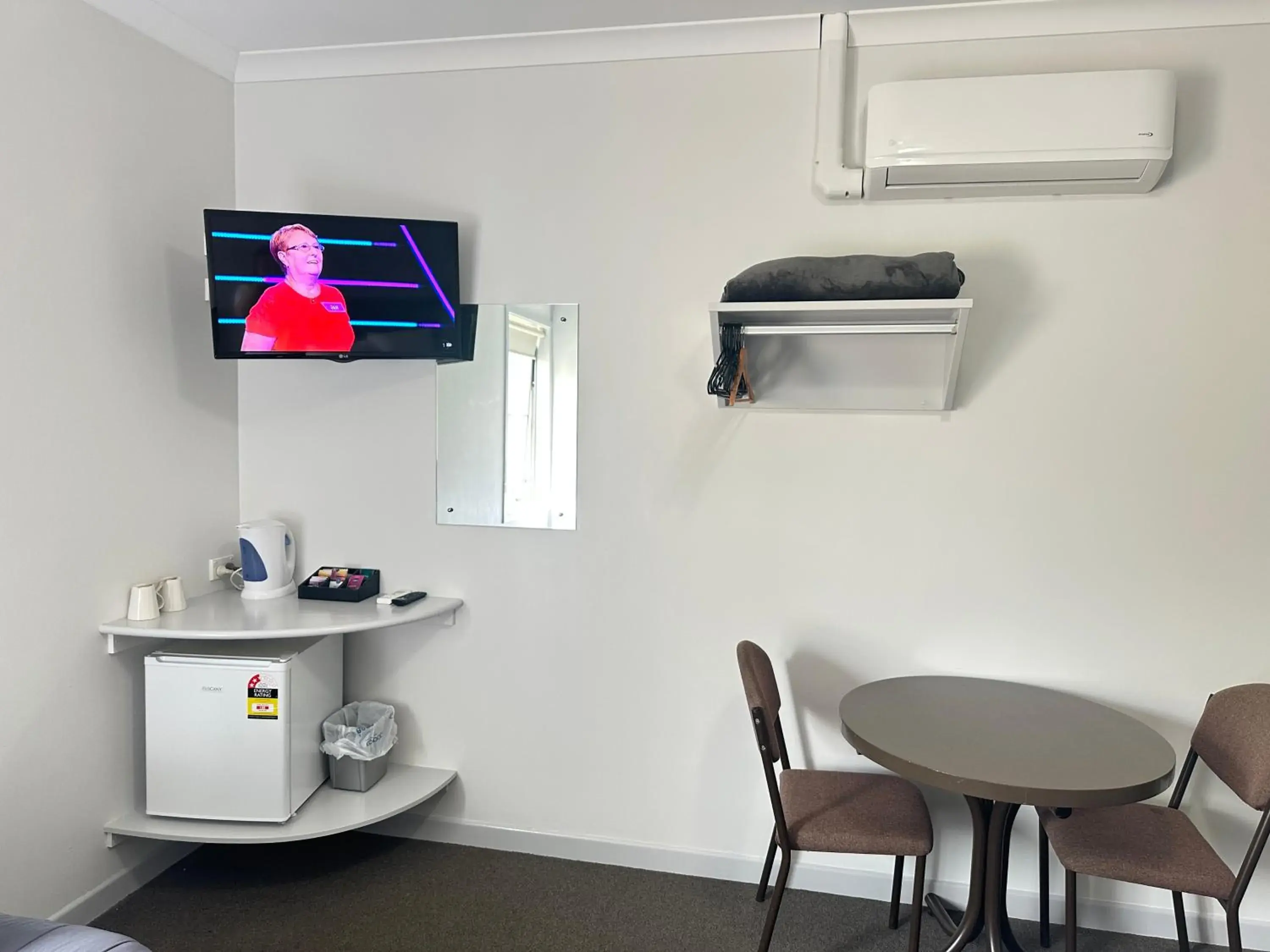 Queen Room with Shared Bathroom - single occupancy in No 1 Motels Queen Room with Shared Bathroom - single occupancy in No 1 Motels