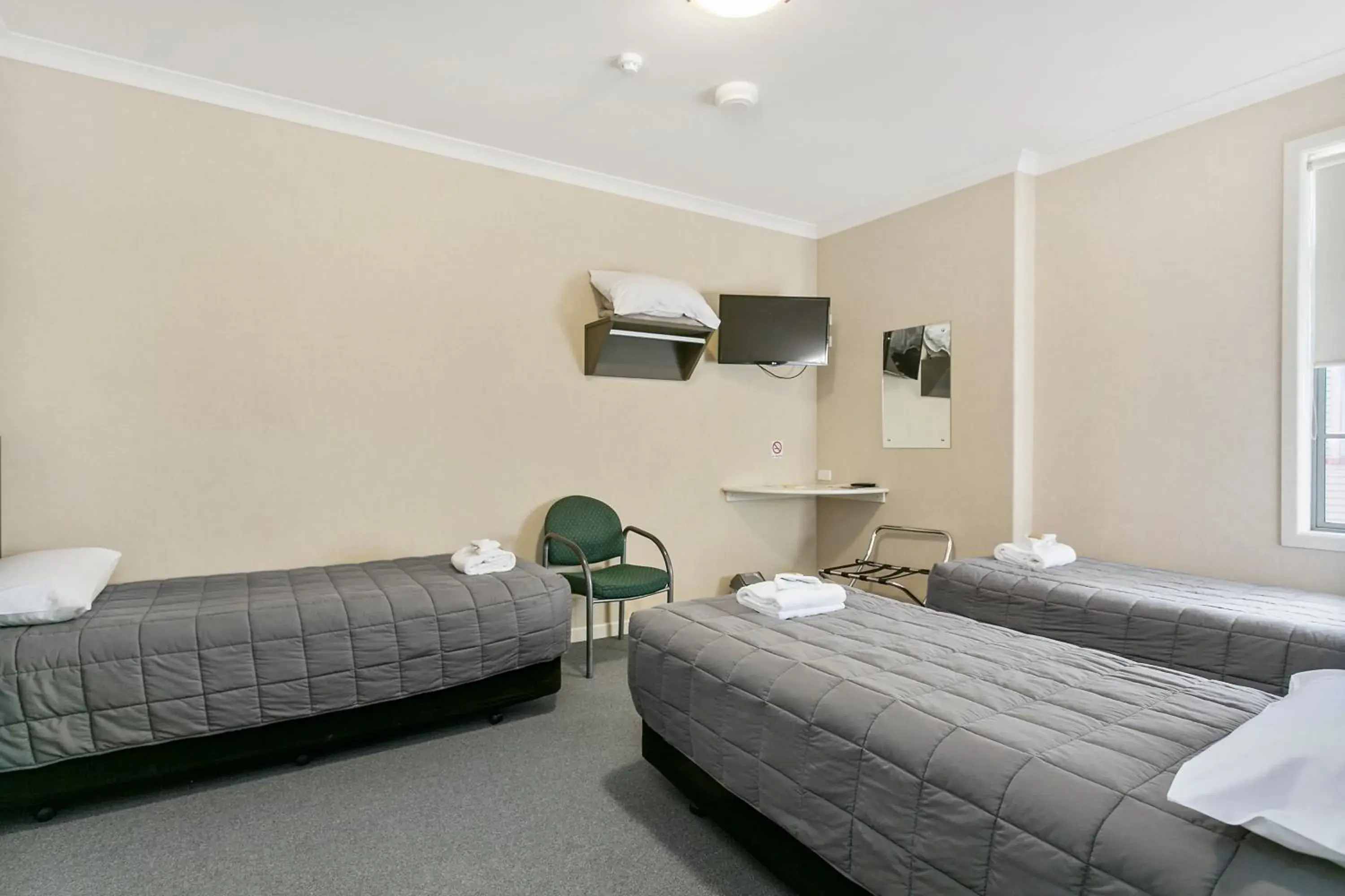 Triple Room (3 single beds) with Shared Bathroom - single occupancy in No 1 Motels Triple Room (3 single beds) with Shared Bathroom - single occupancy in No 1 Motels