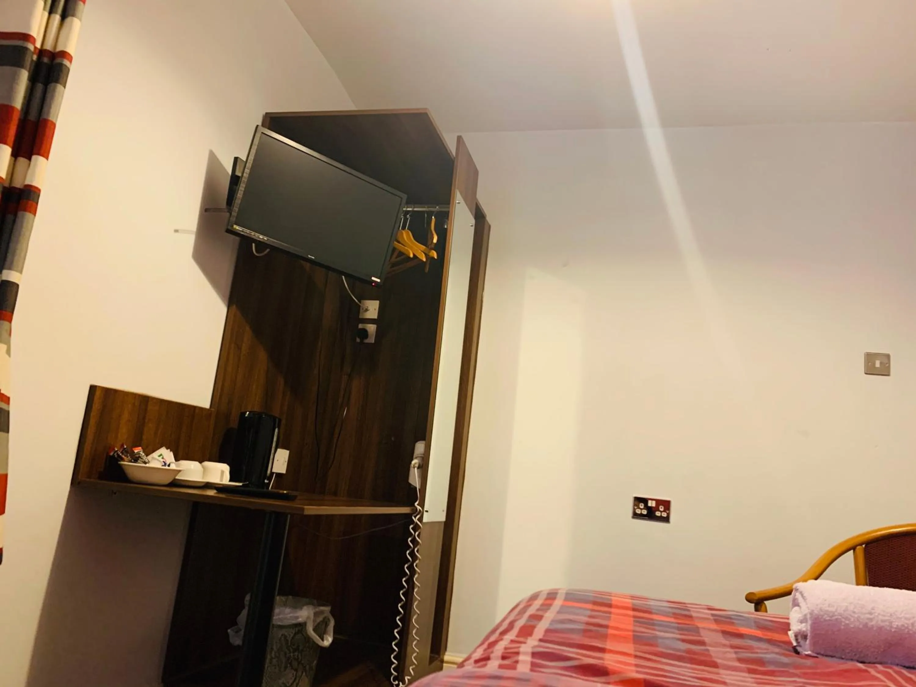 TV and multimedia, Bed in Swandown Hotel