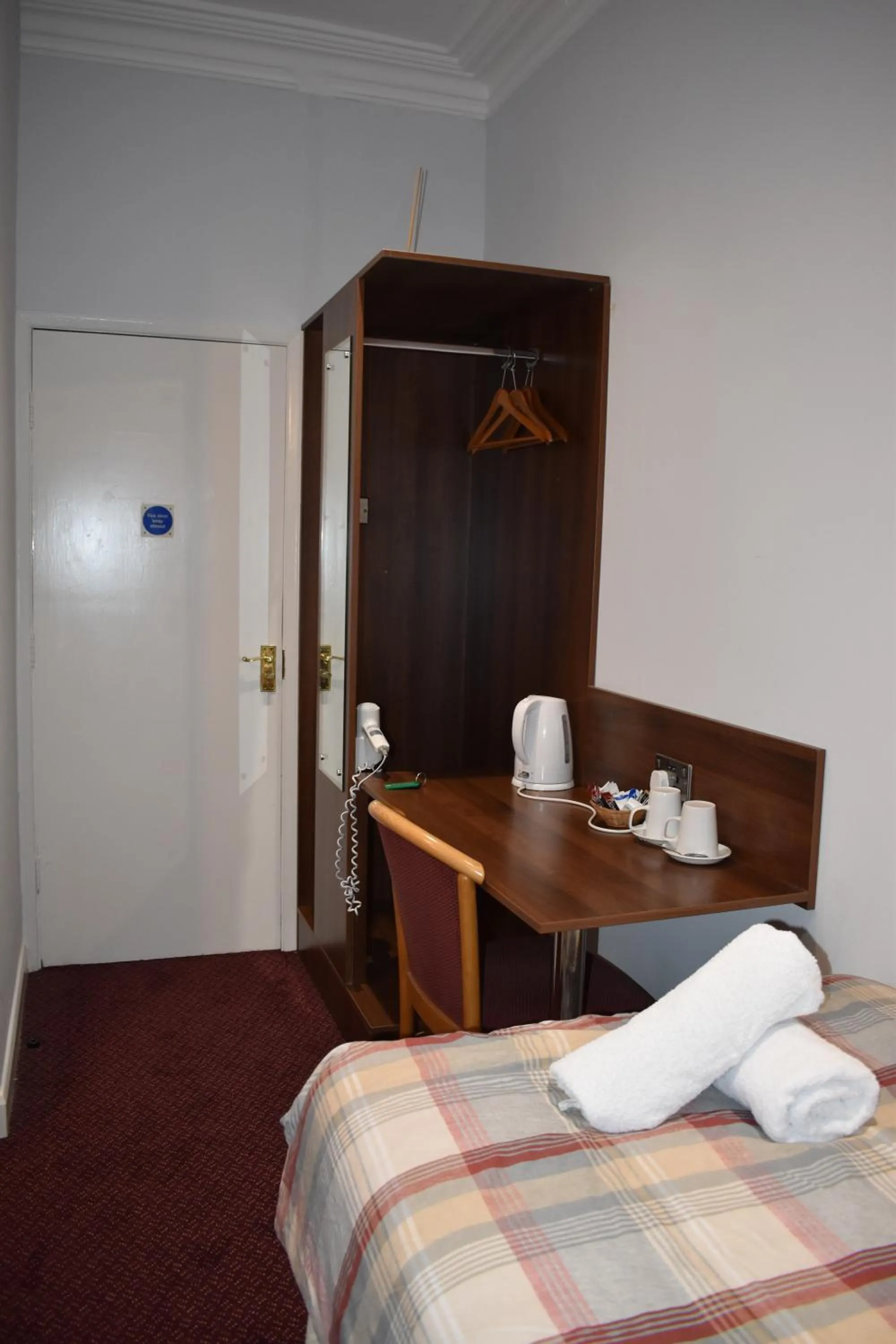 Coffee/tea facilities, Bed in Swandown Hotel