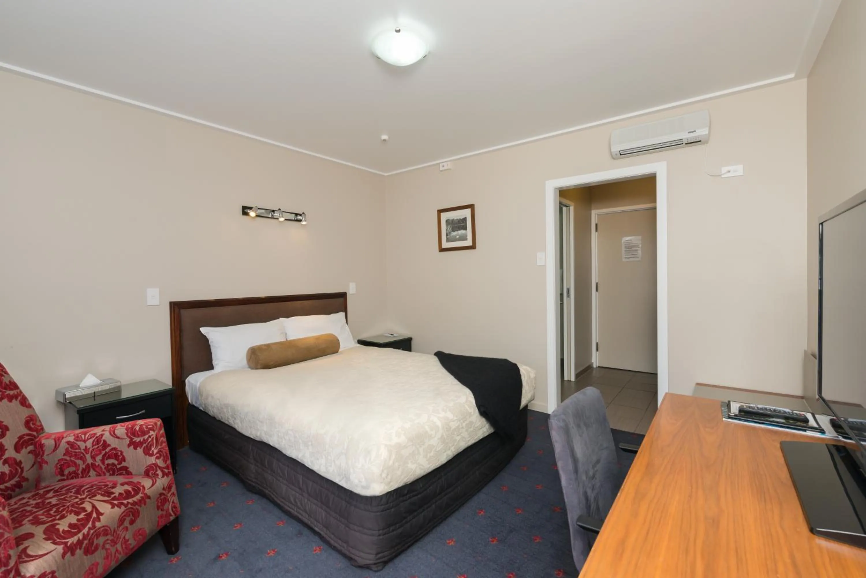 Bedroom, Bed in Discovery Settlers Hotel