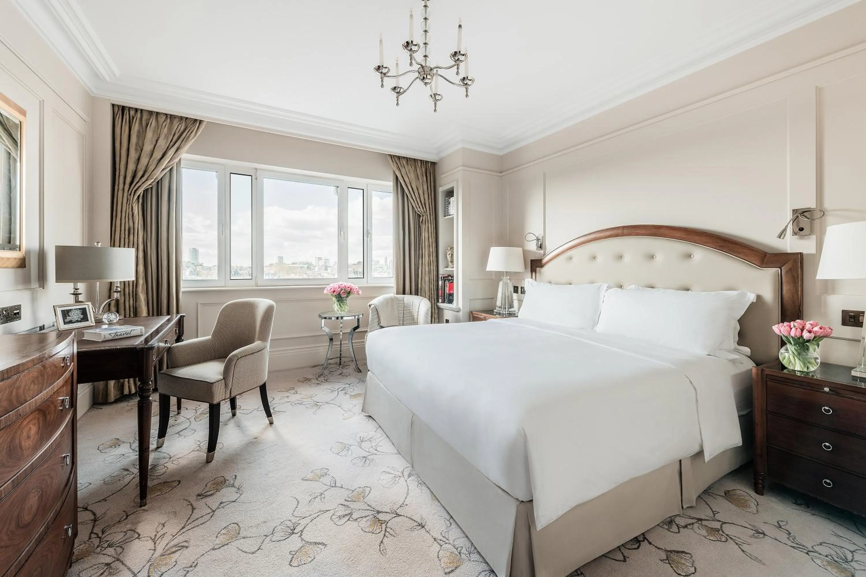 Bedroom, Bed in The Langham London