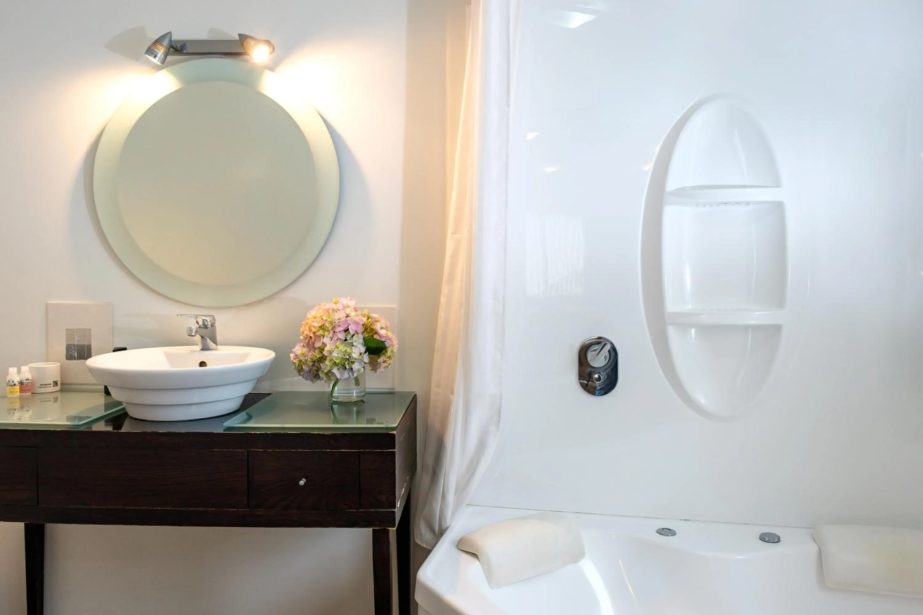 Bathroom in Tresori Motor Lodge