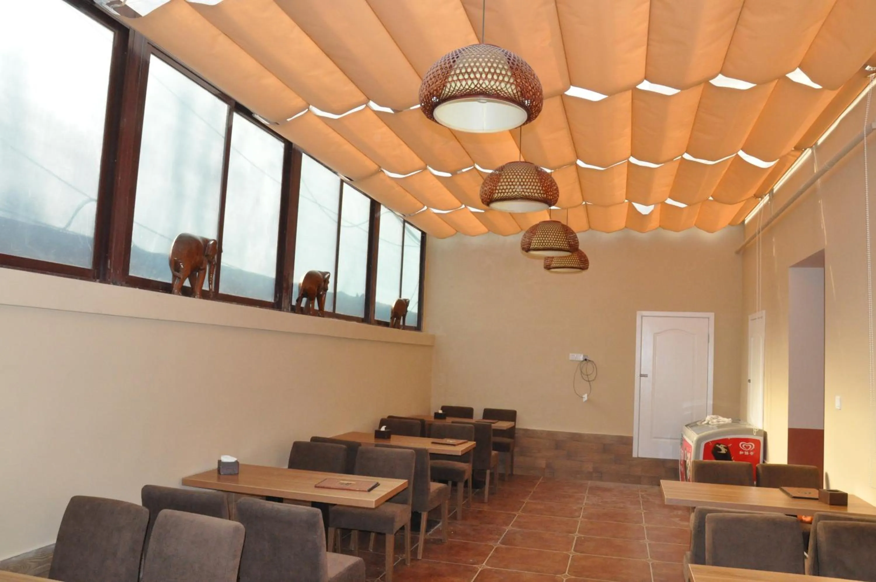 Restaurant/places to eat in Holly's Hostel