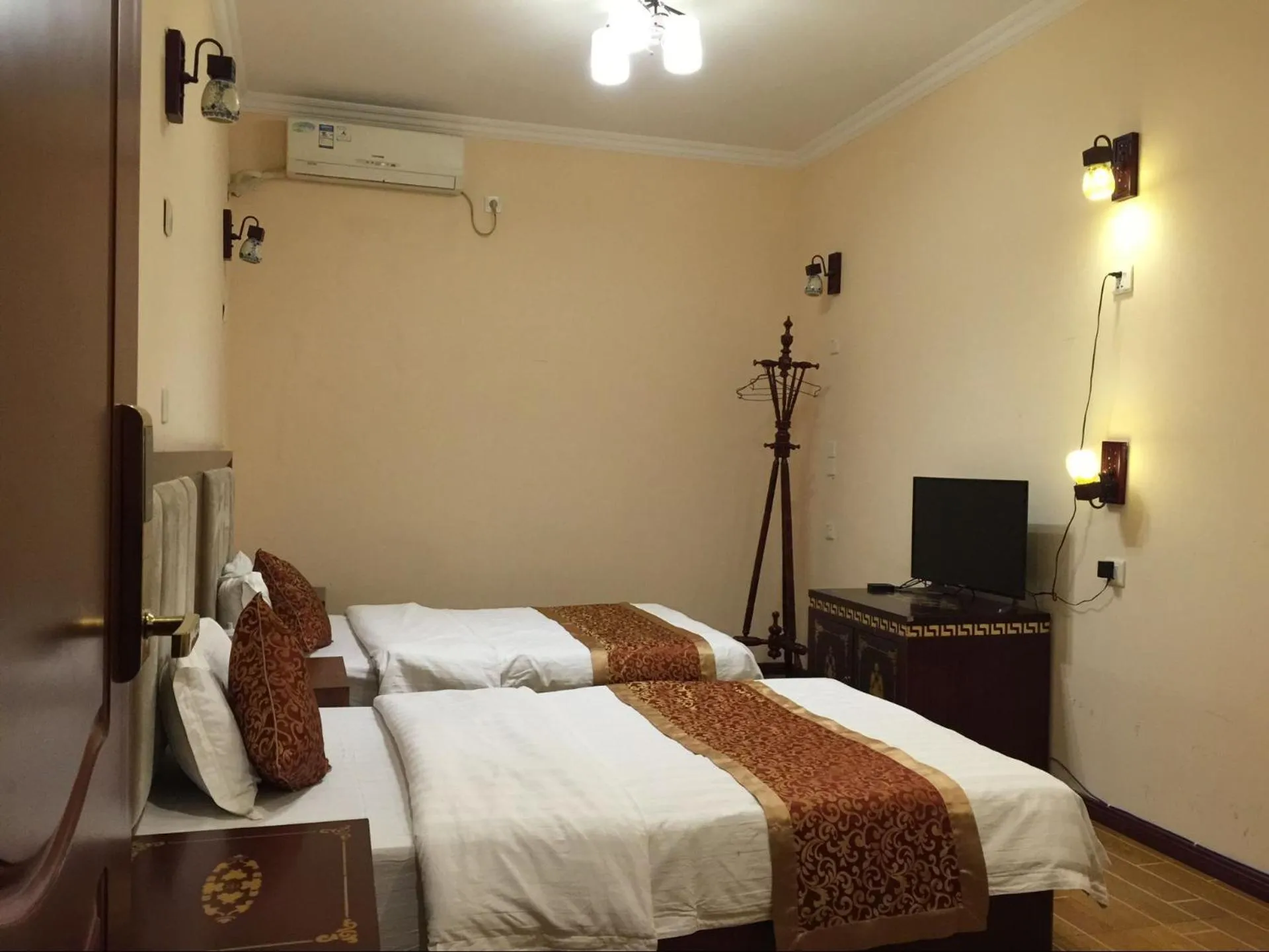 Photo of the whole room, Bed in Holly's Hostel