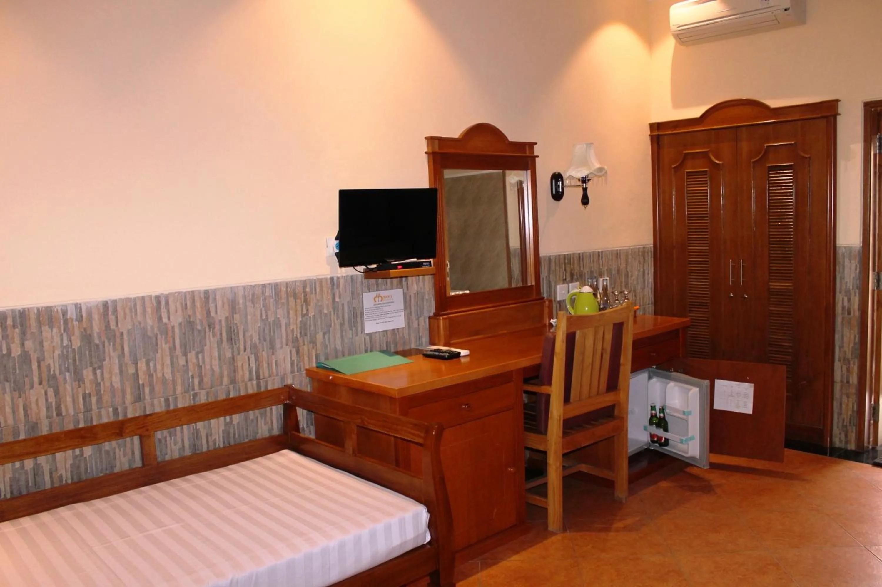 TV and multimedia in Mans Cottages & Spa