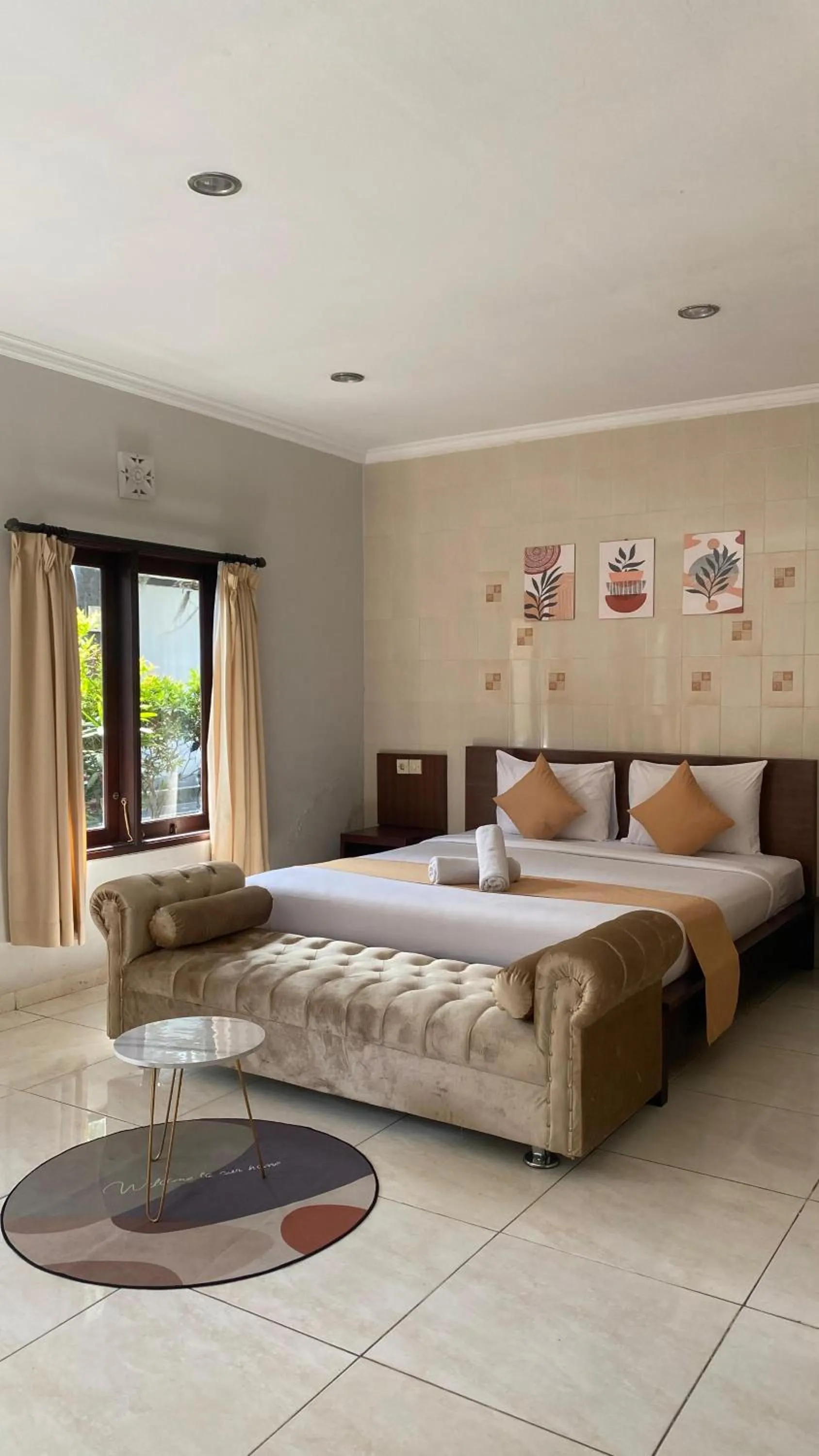 Seating area, Bed in Surya Inn