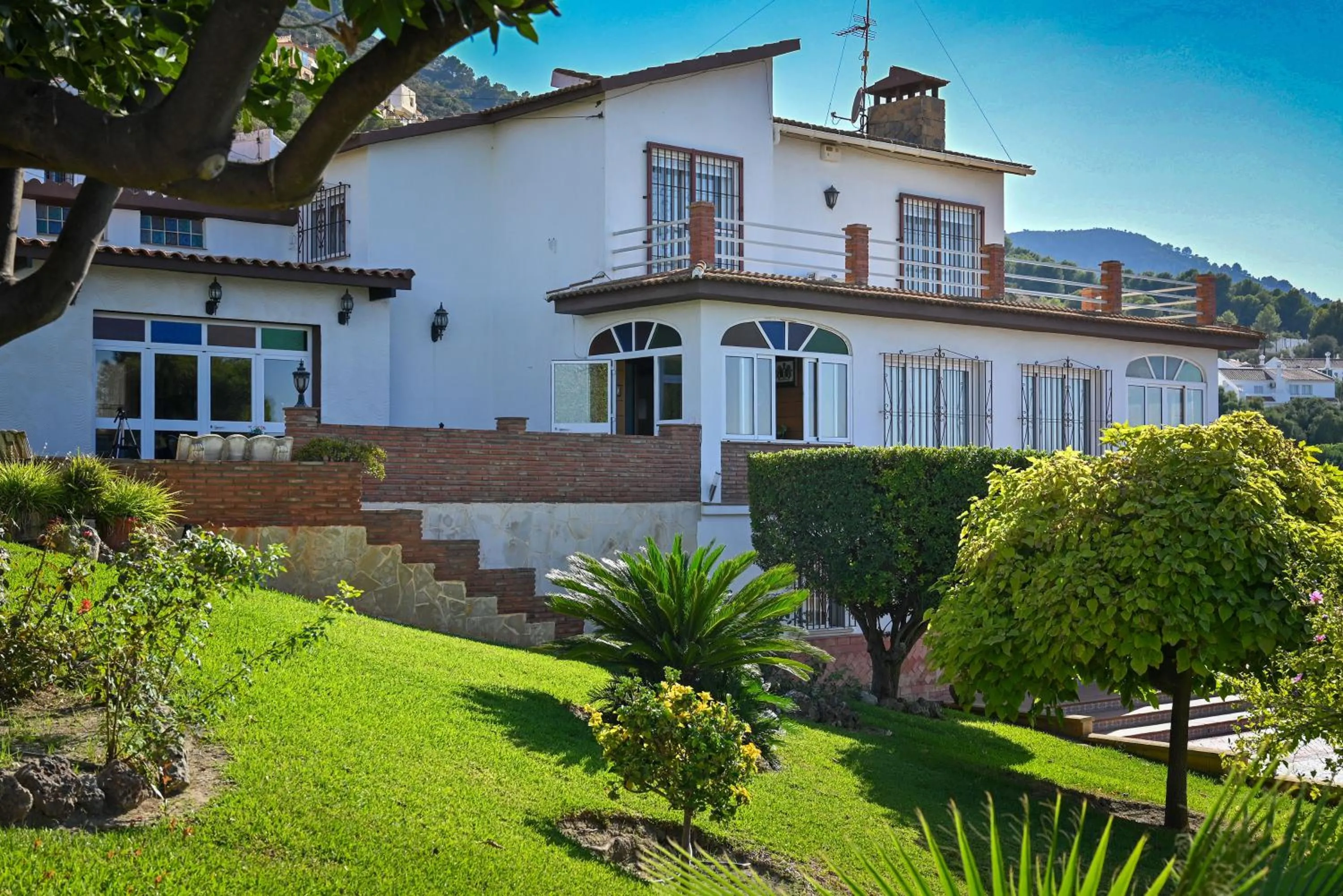 Garden in Villa Peralta, heated and private pool ,near beach and golf !