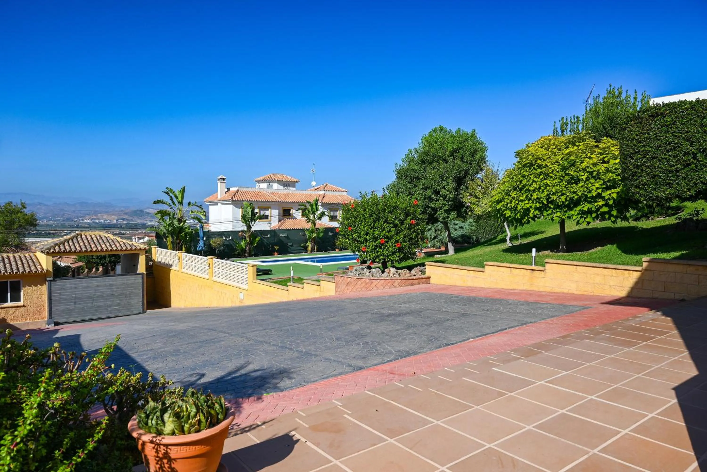 Parking in Villa Peralta, heated and private pool ,near beach and golf !