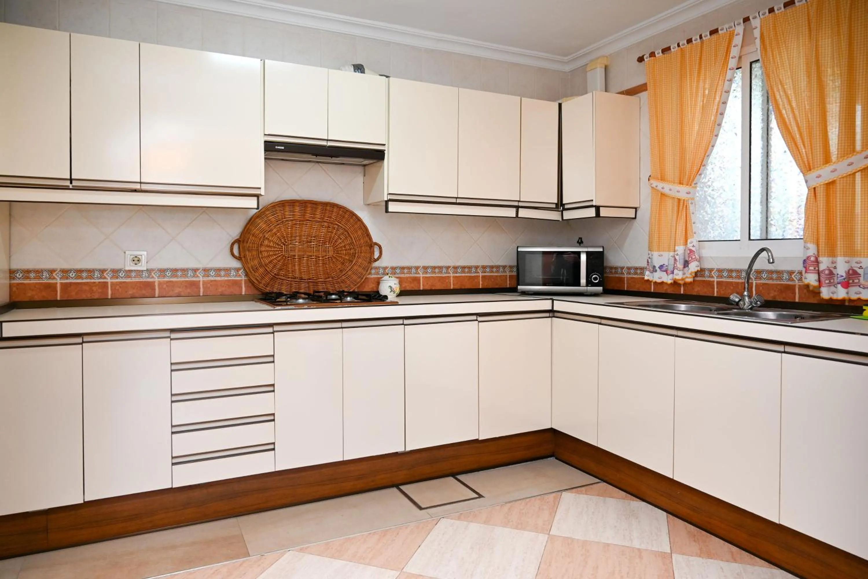 Kitchen or kitchenette in Villa Peralta, heated and private pool ,near beach and golf !