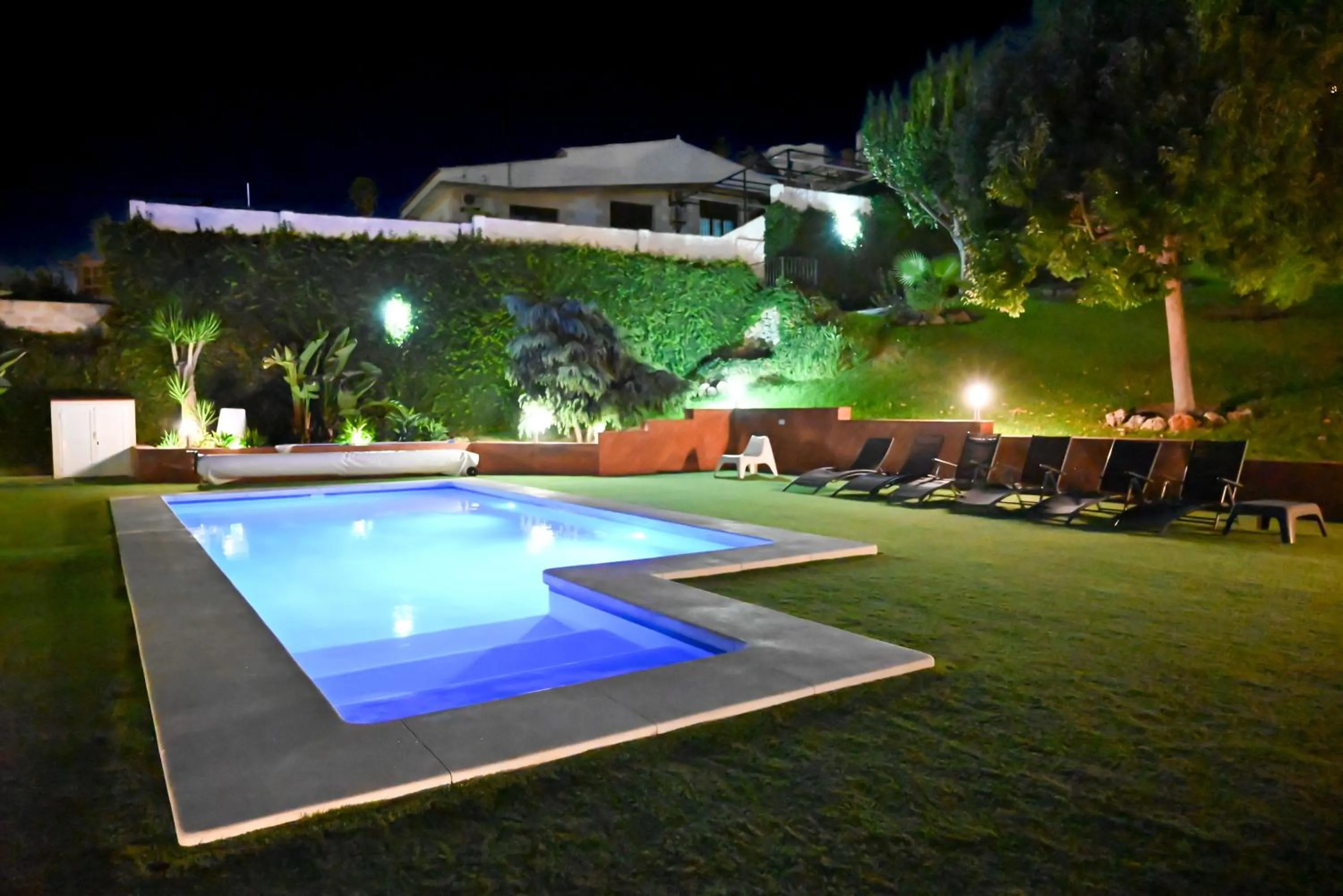 Swimming pool in Villa Peralta, heated and private pool ,near beach and golf !
