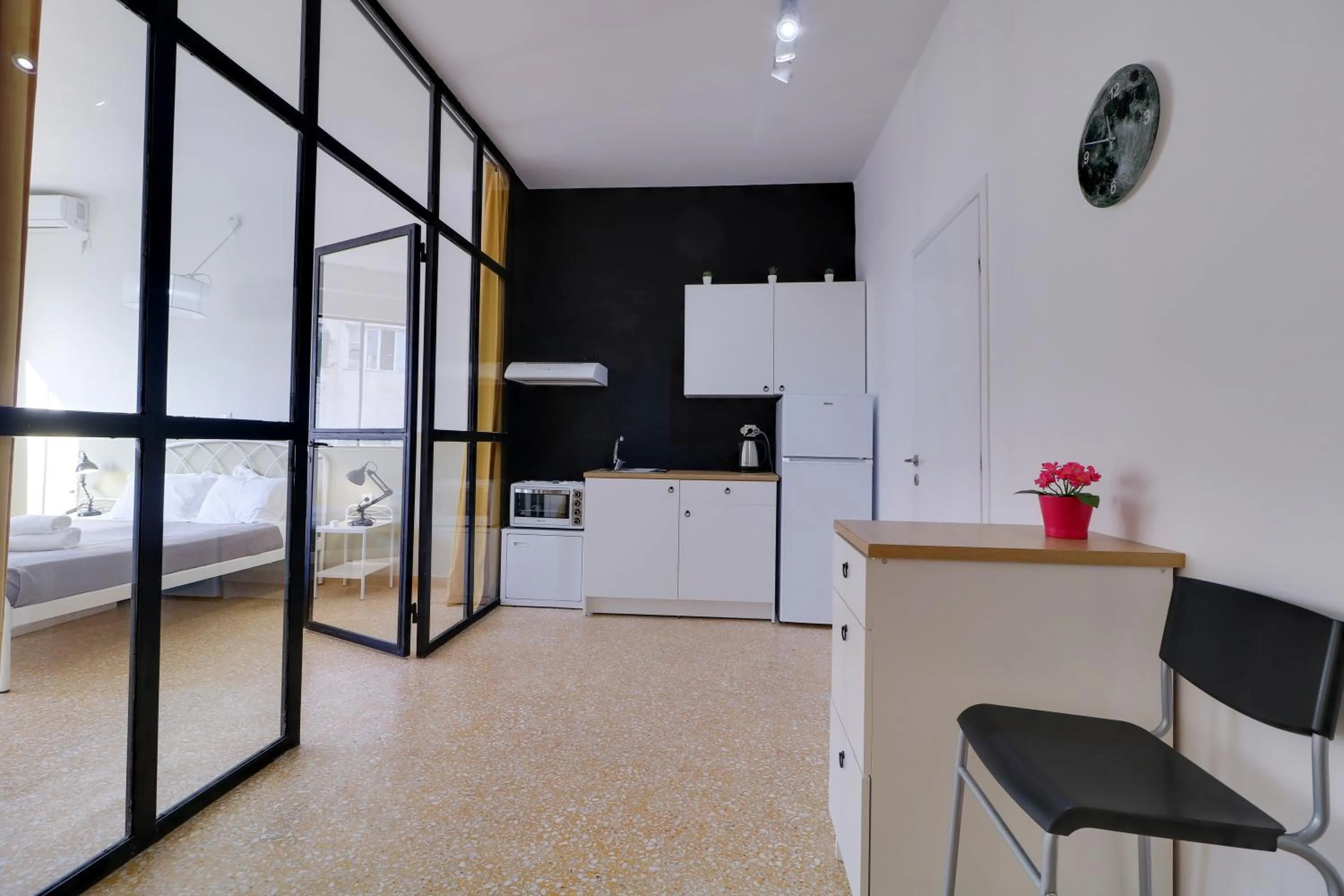 Kitchen or kitchenette in athens.apartotel.1