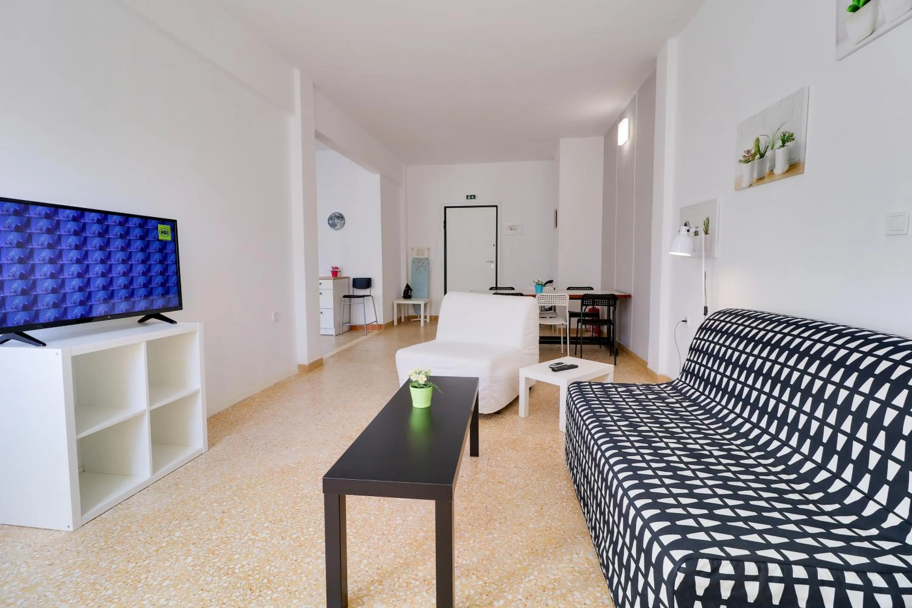 Living room, Bed in athens.apartotel.1