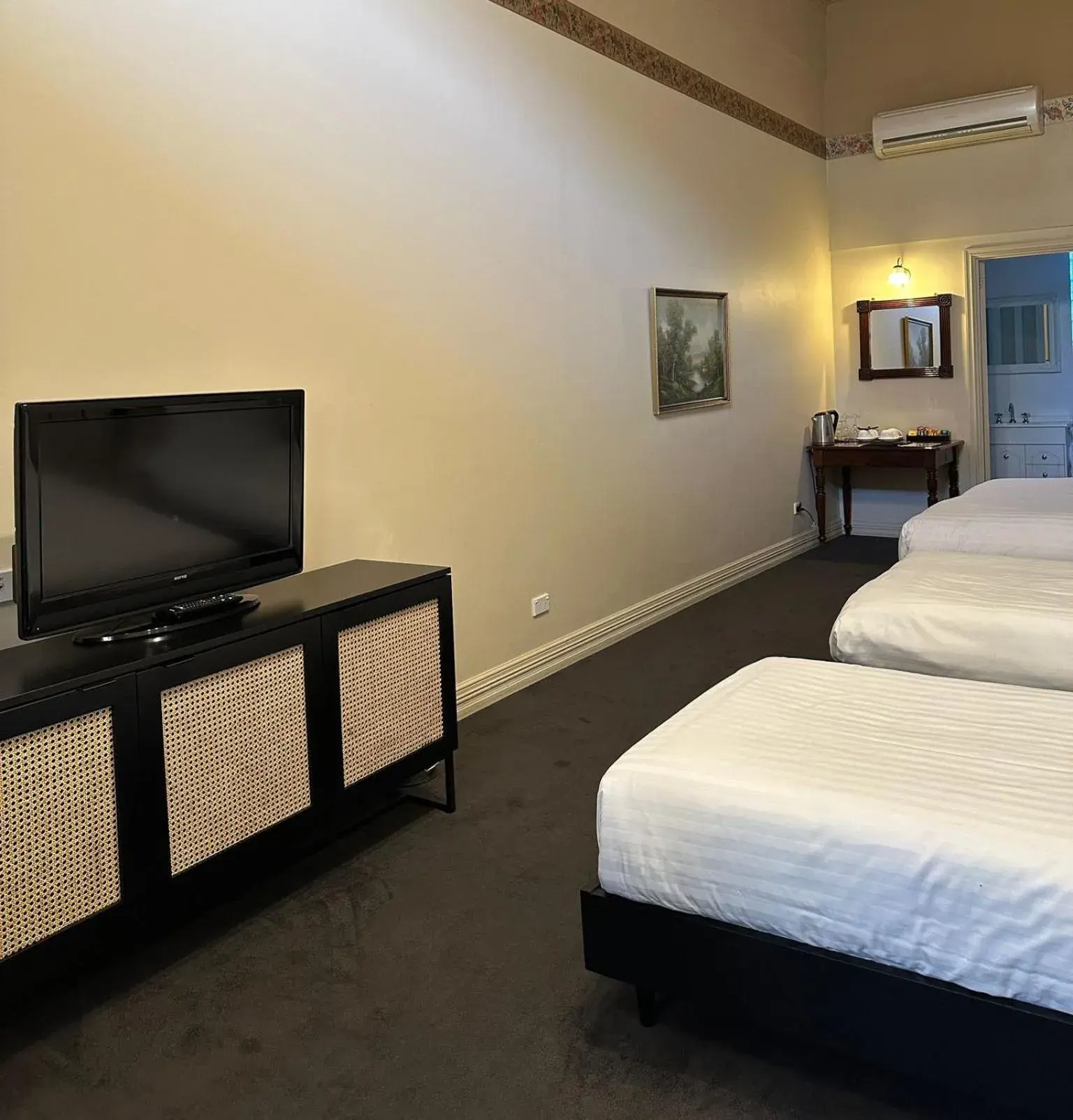 Corporate Queen Heritage Room in The Macquarie Hobart Corporate Queen Heritage Room in The Macquarie Hobart