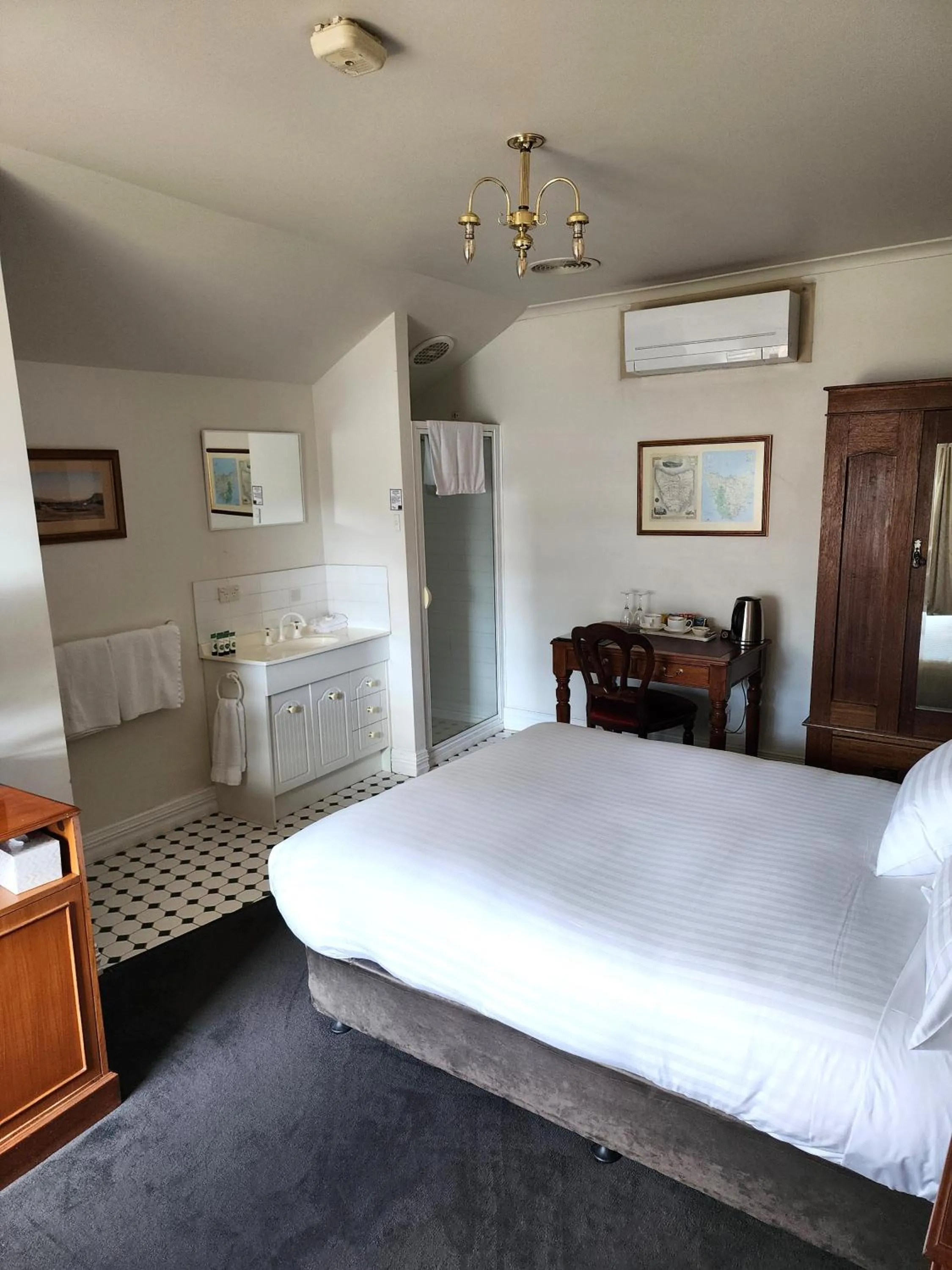 Bedroom, Bed in The Macquarie Hobart