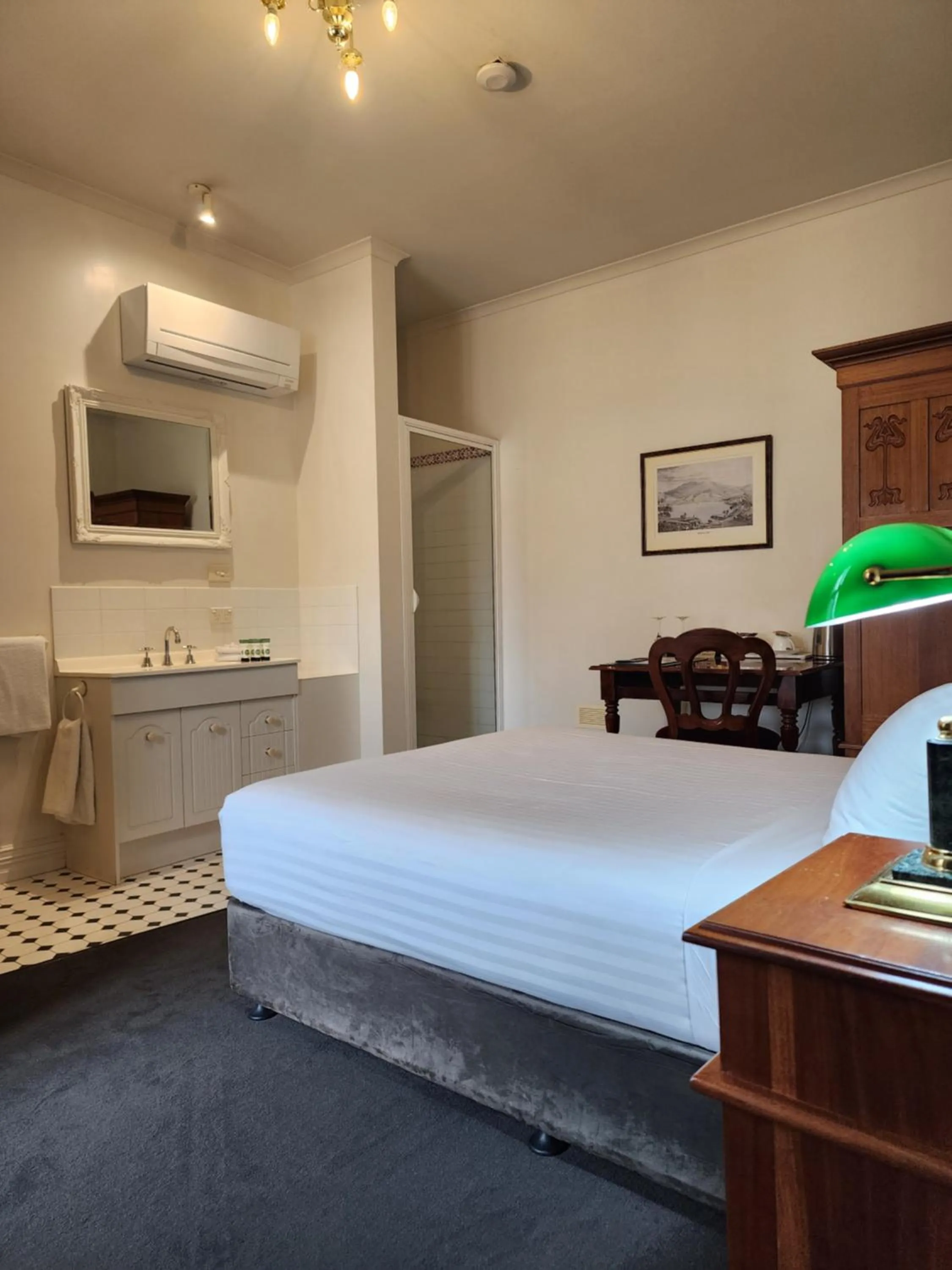 Bedroom, Bed in The Macquarie Hobart