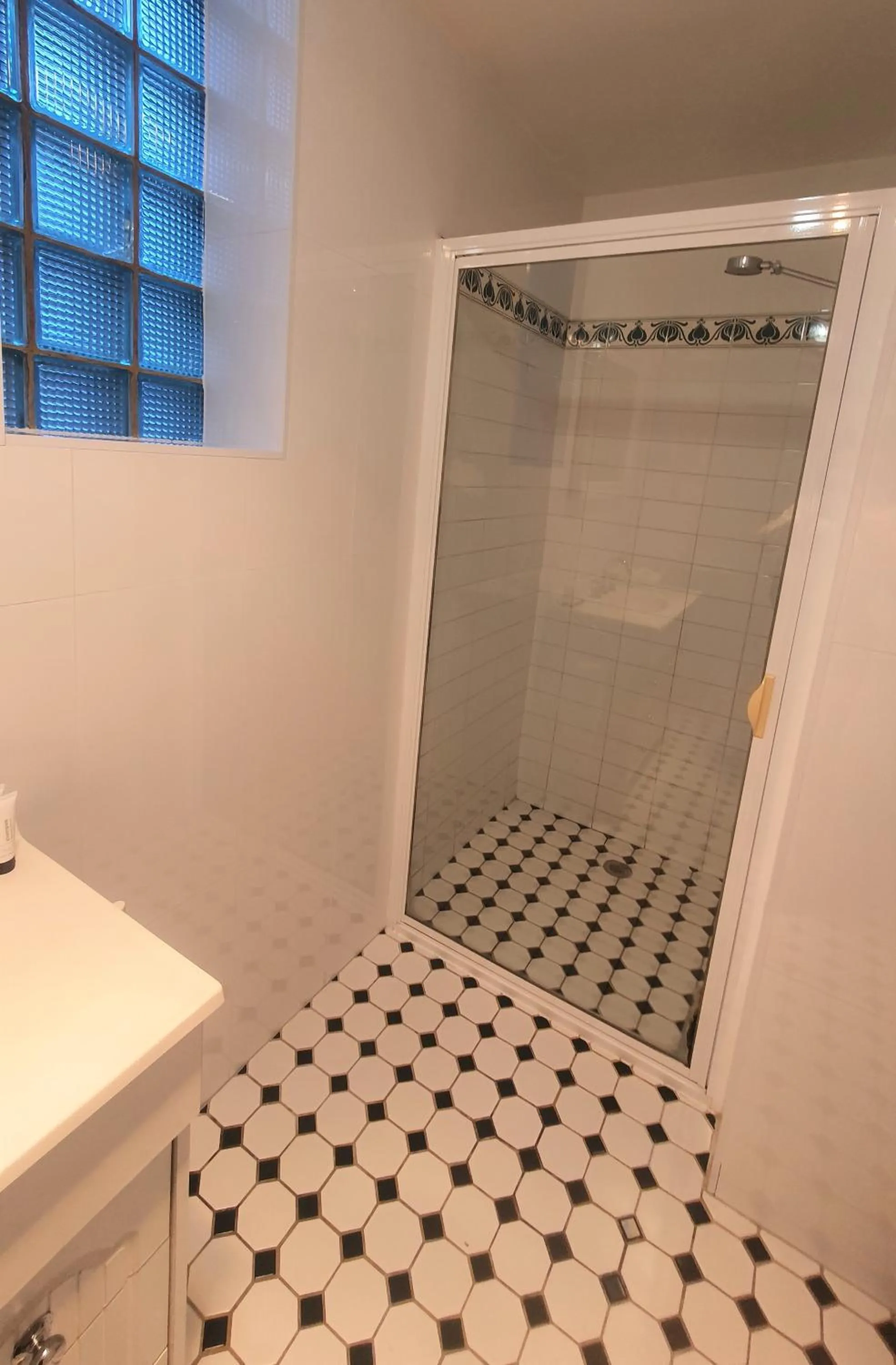 Shower in The Macquarie Hobart