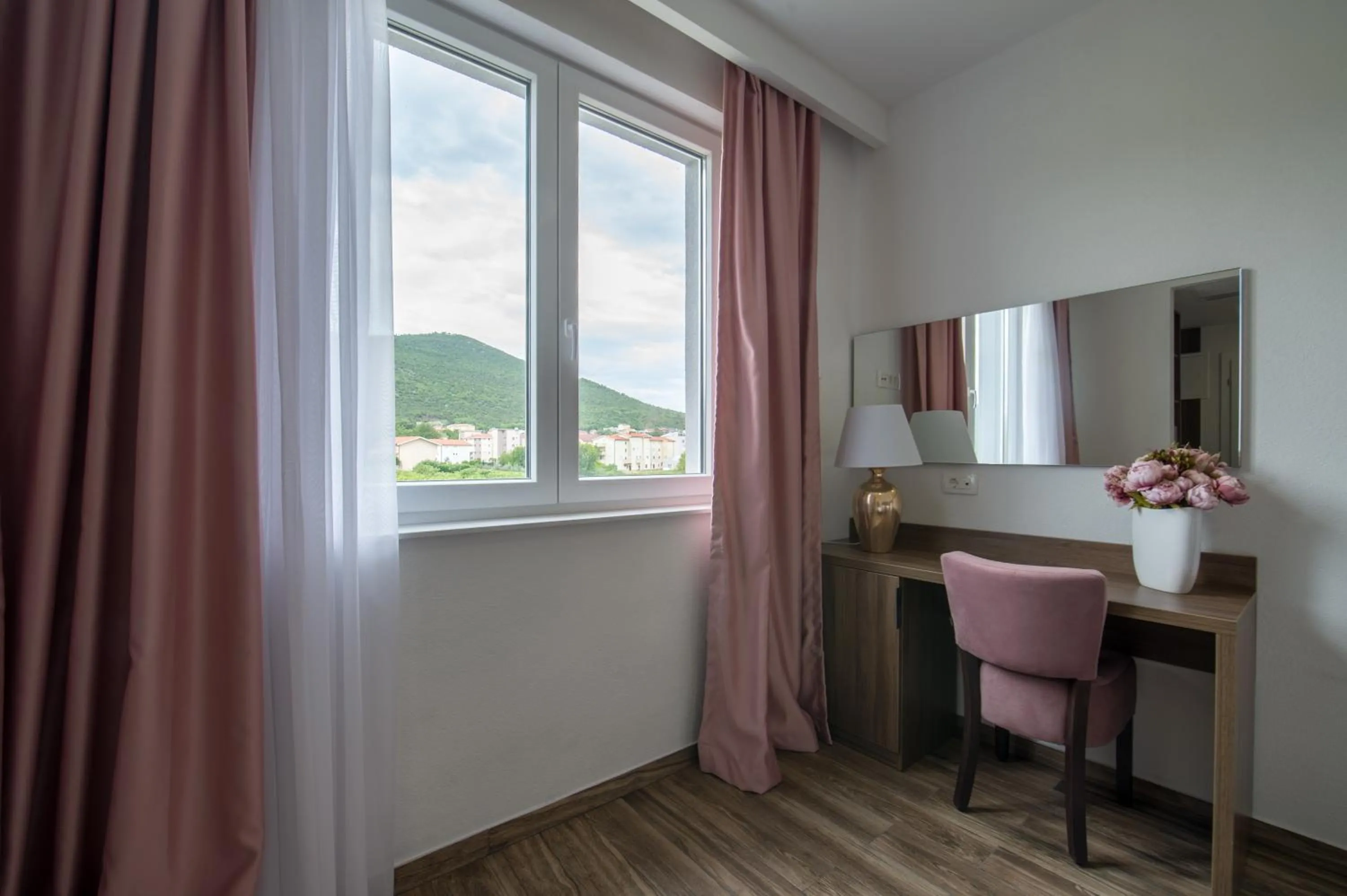 Hotel Tau