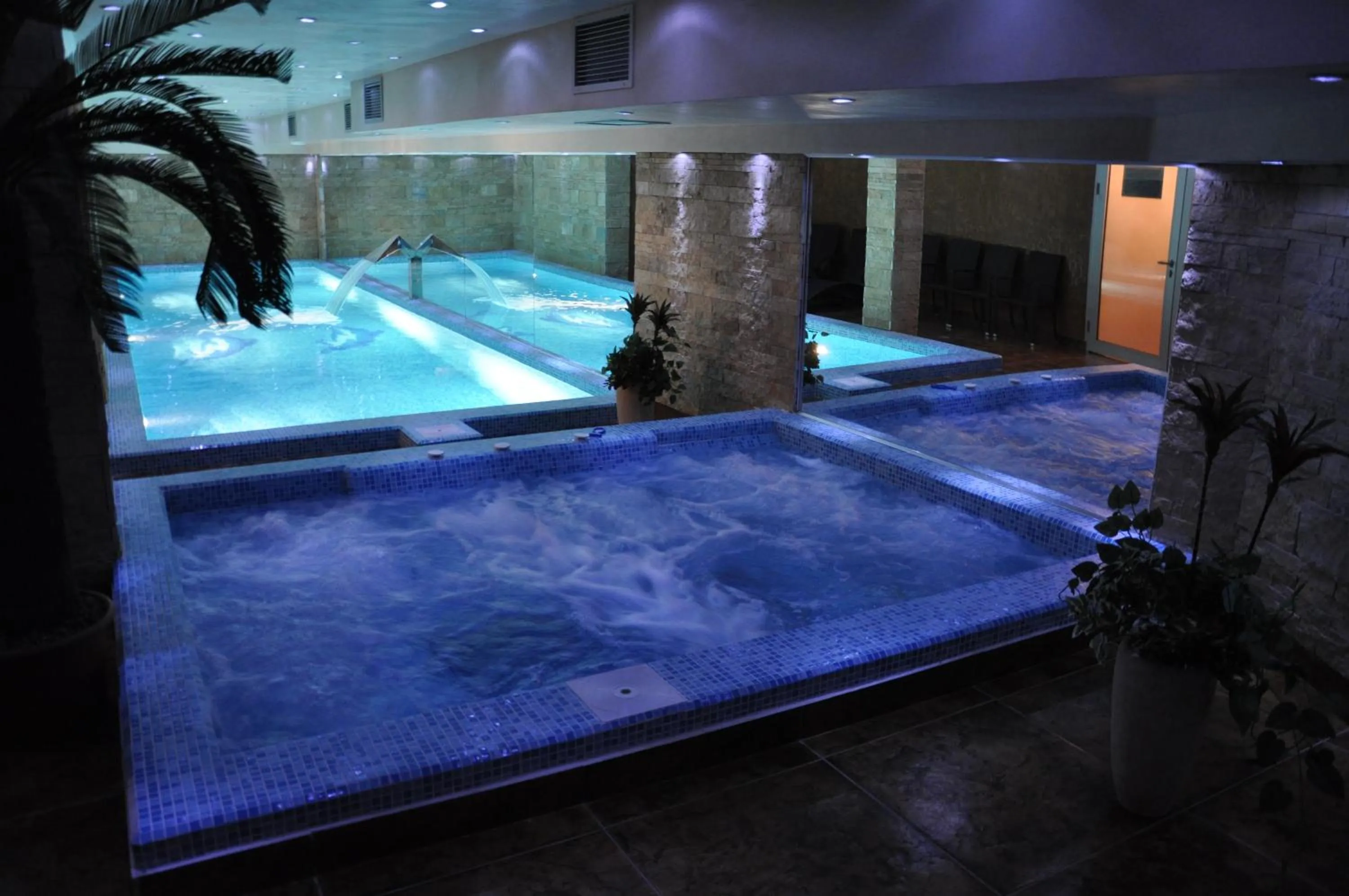 Swimming pool in Premier Prezident Garni Hotel and Spa