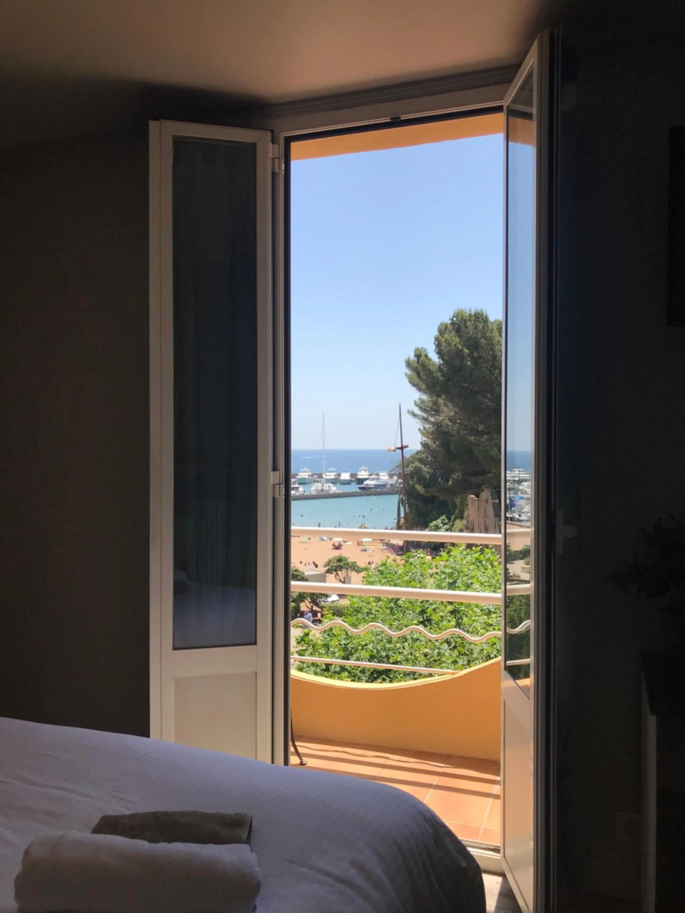 Balcony/Terrace, Bed in Hotel La Calanque
