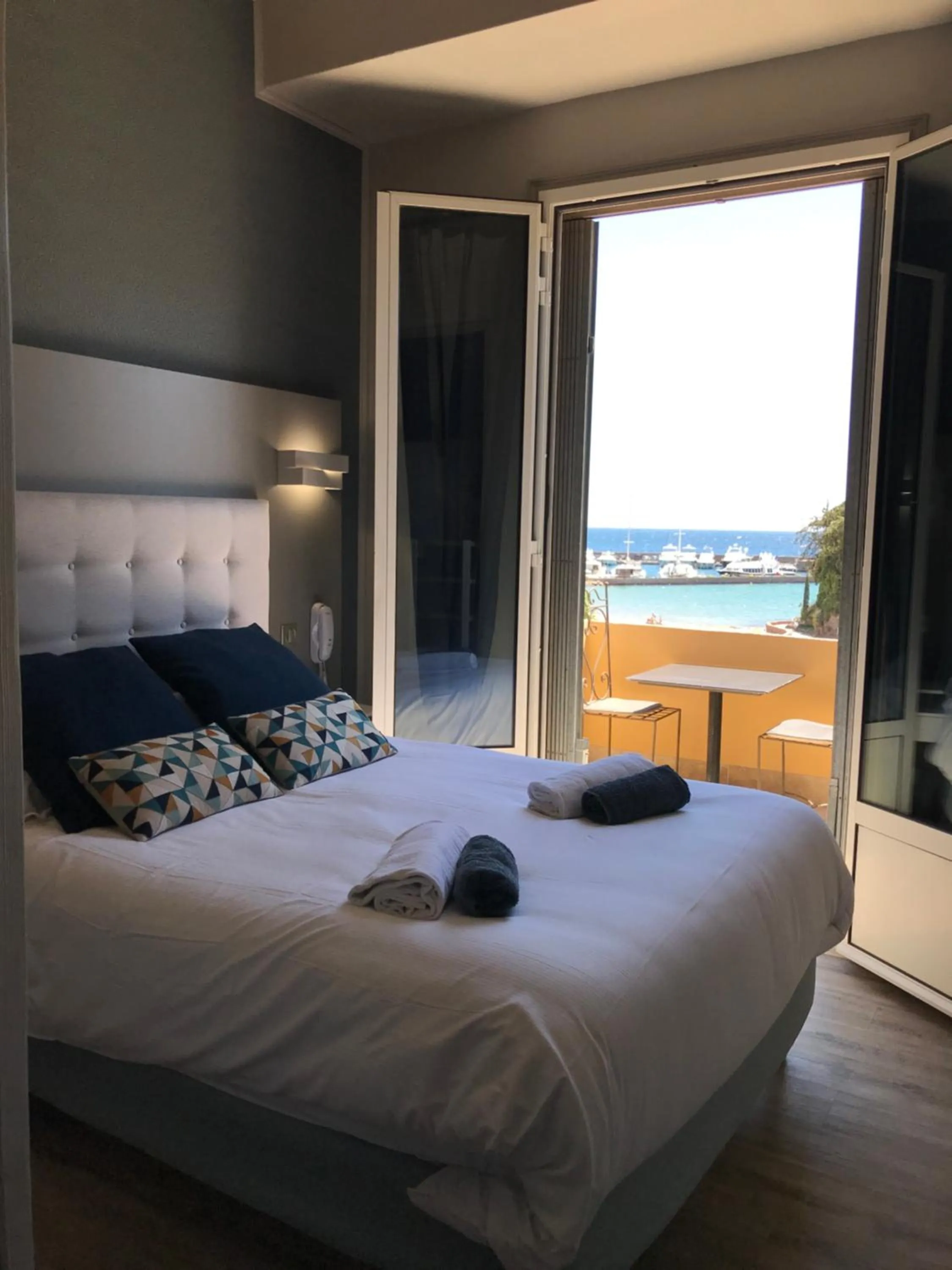 Photo of the whole room, Bed in Hotel La Calanque
