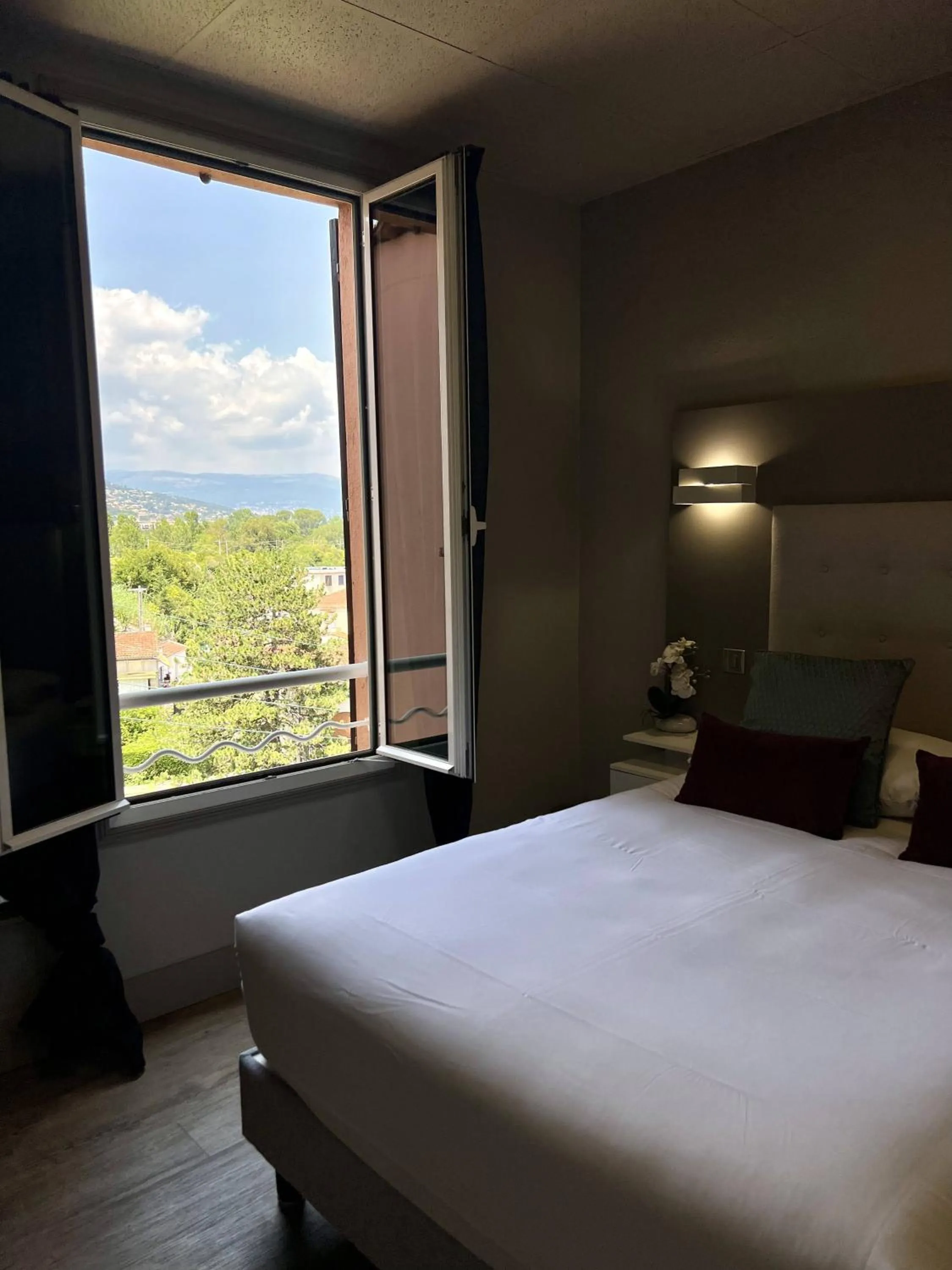 Bed in Hotel La Calanque