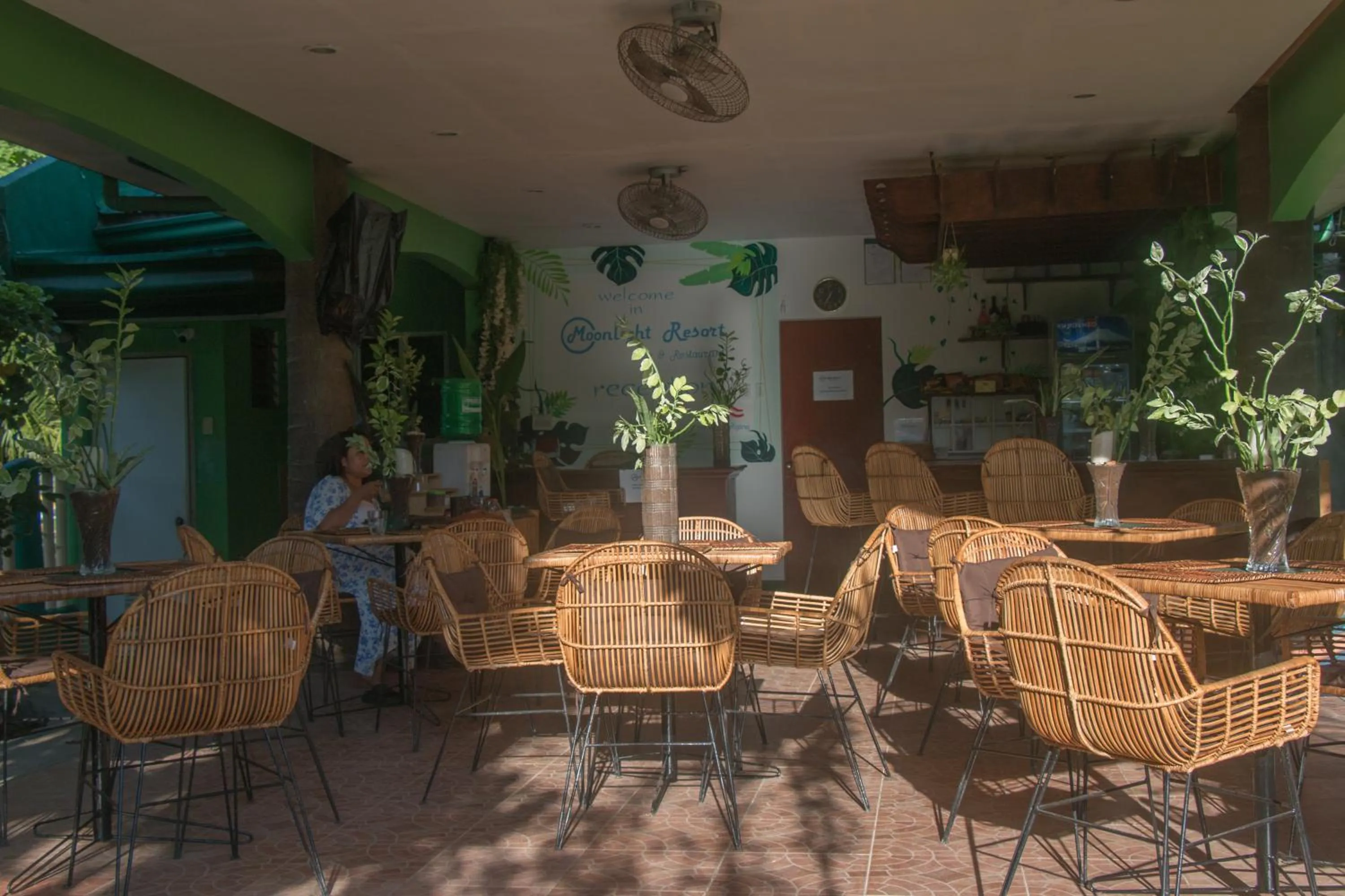 Restaurant/places to eat in Moonlight Resort