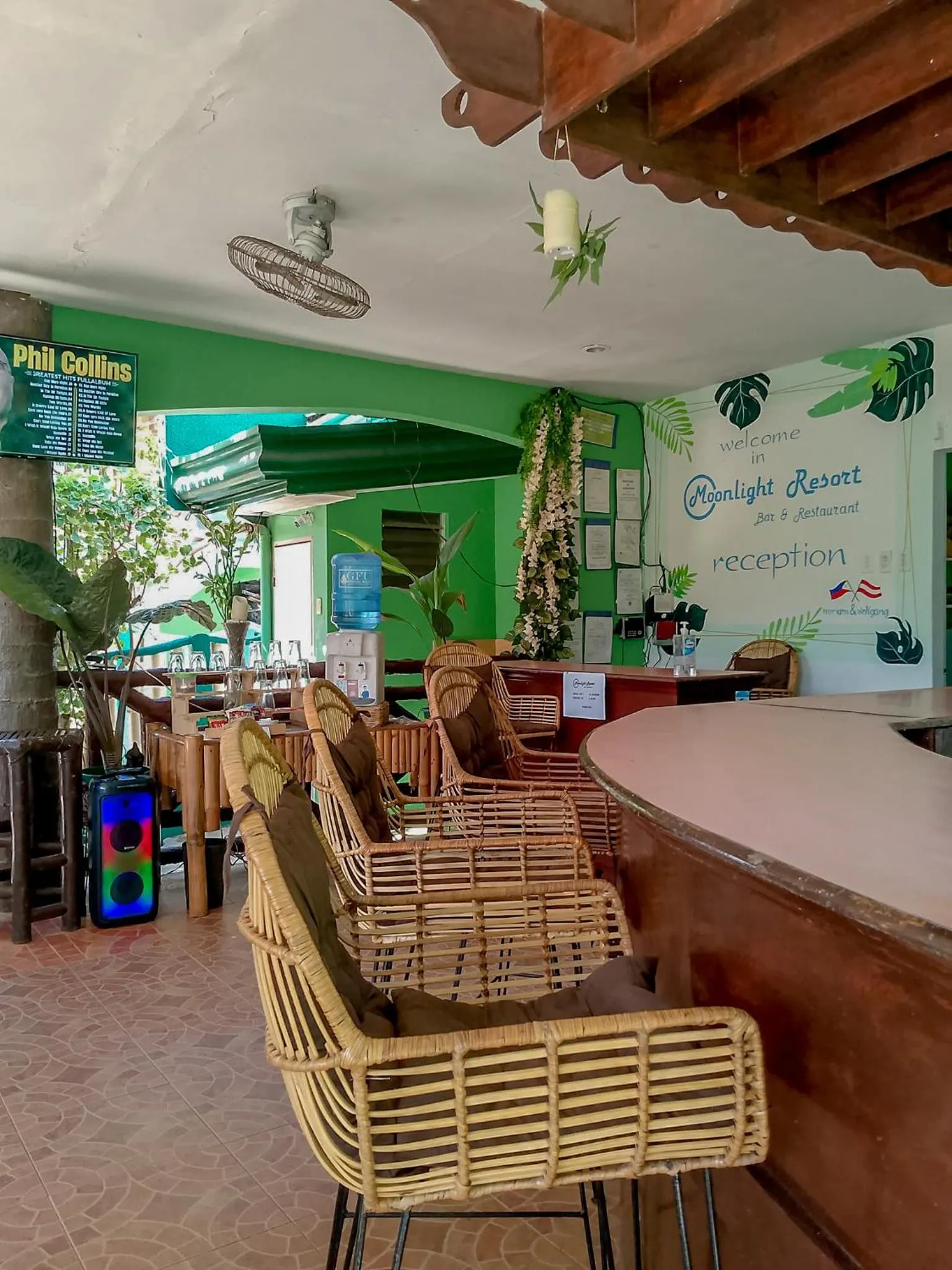 Restaurant/places to eat in Moonlight Resort