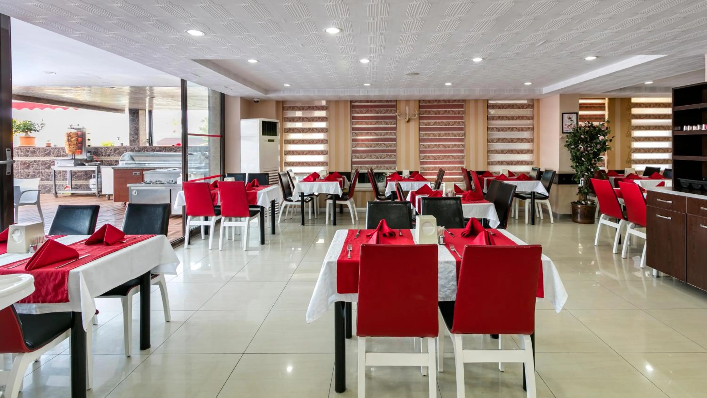 Restaurant/places to eat in Aleria Belport Beach Hotel
