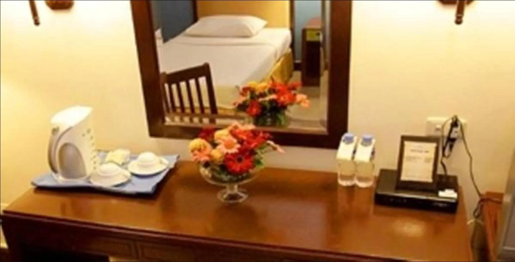 Coffee/tea facilities, Bed in The Royal Mandaya Hotel