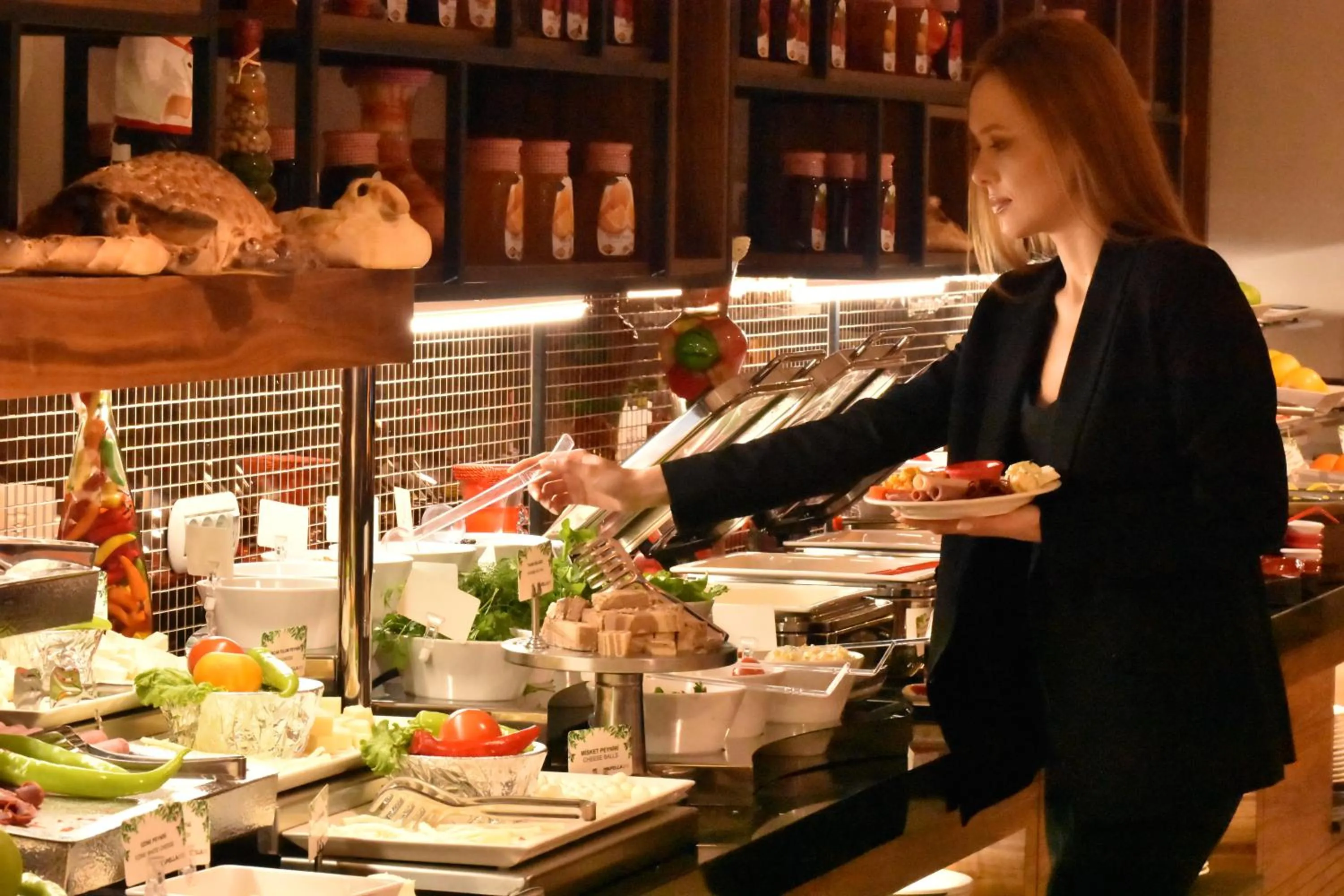 Restaurant/places to eat in Capella Otel