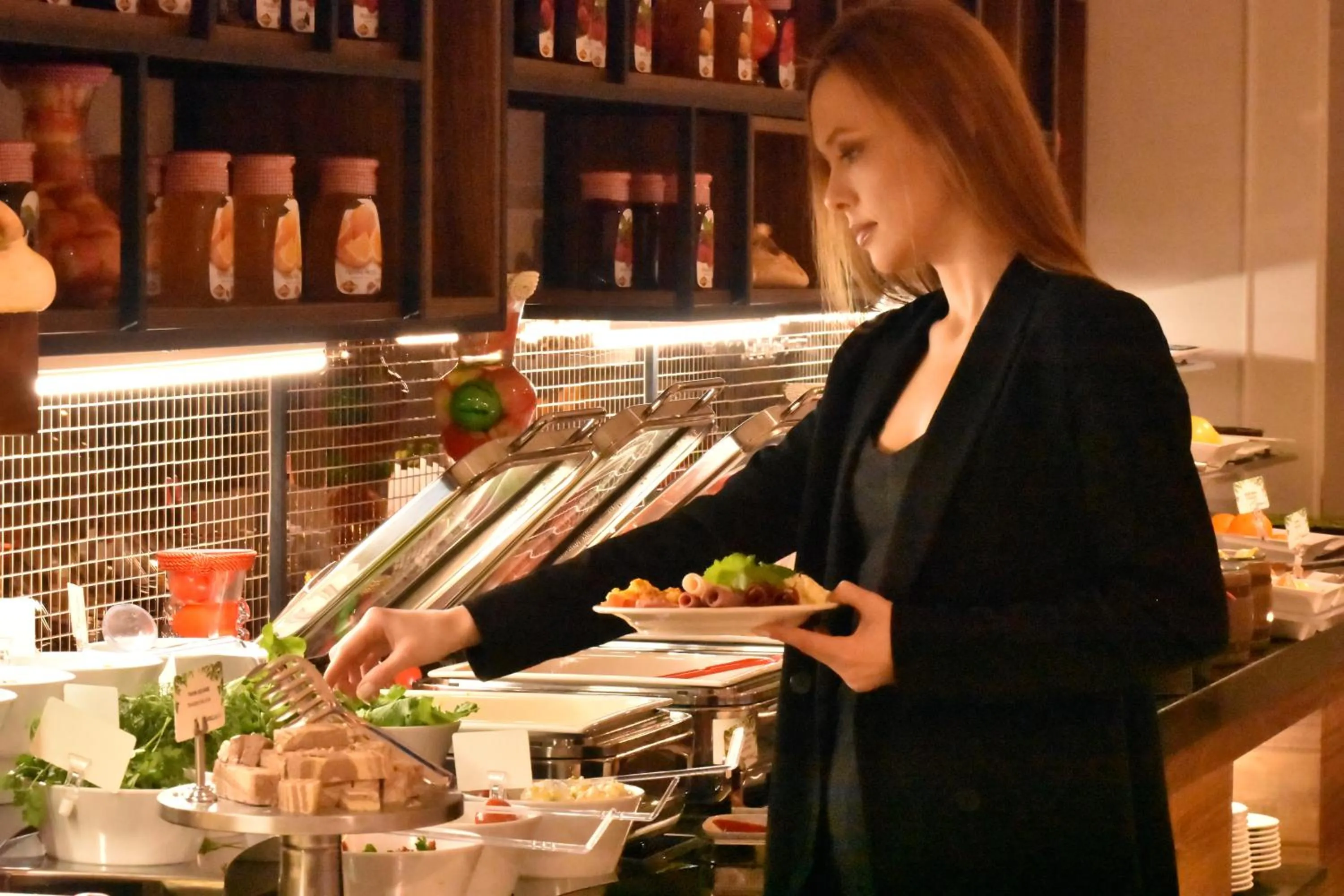 Restaurant/places to eat in Capella Otel