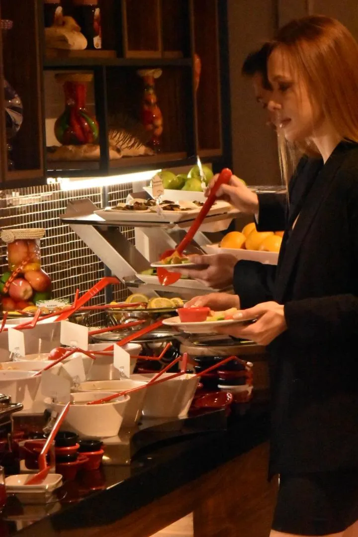 Restaurant/places to eat in Capella Otel