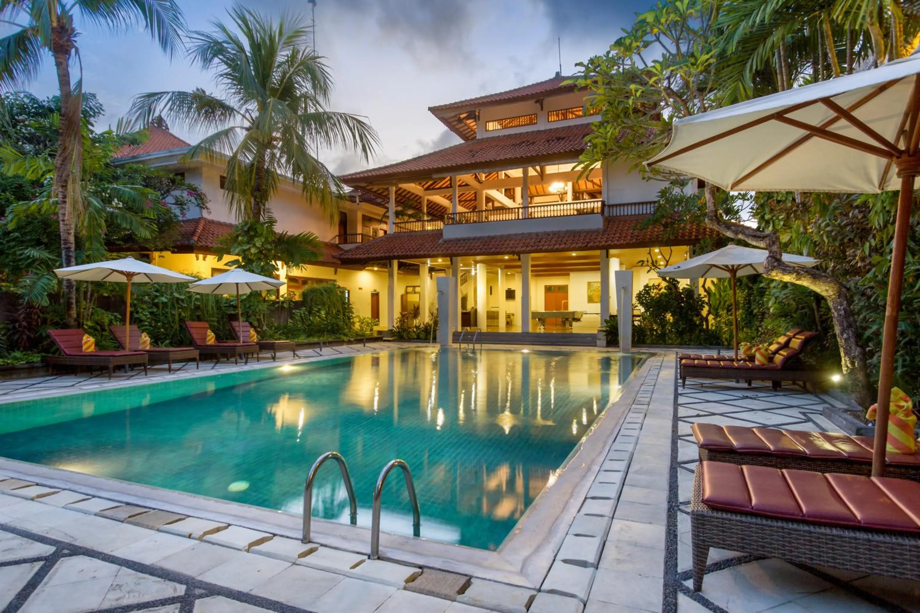 Swimming pool in Puri Raja Hotel