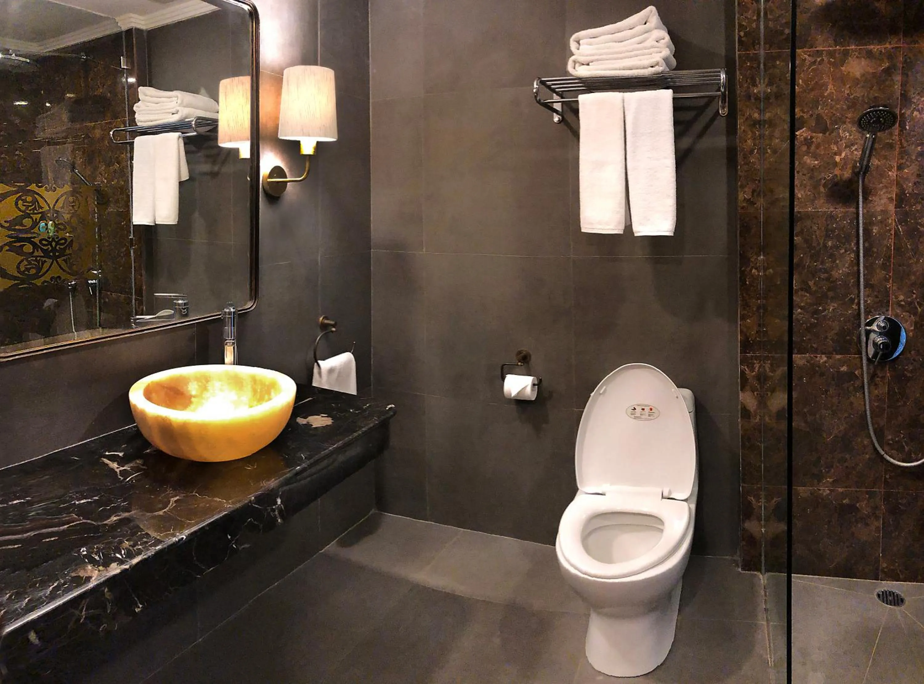 Toilet in Puri Raja Hotel